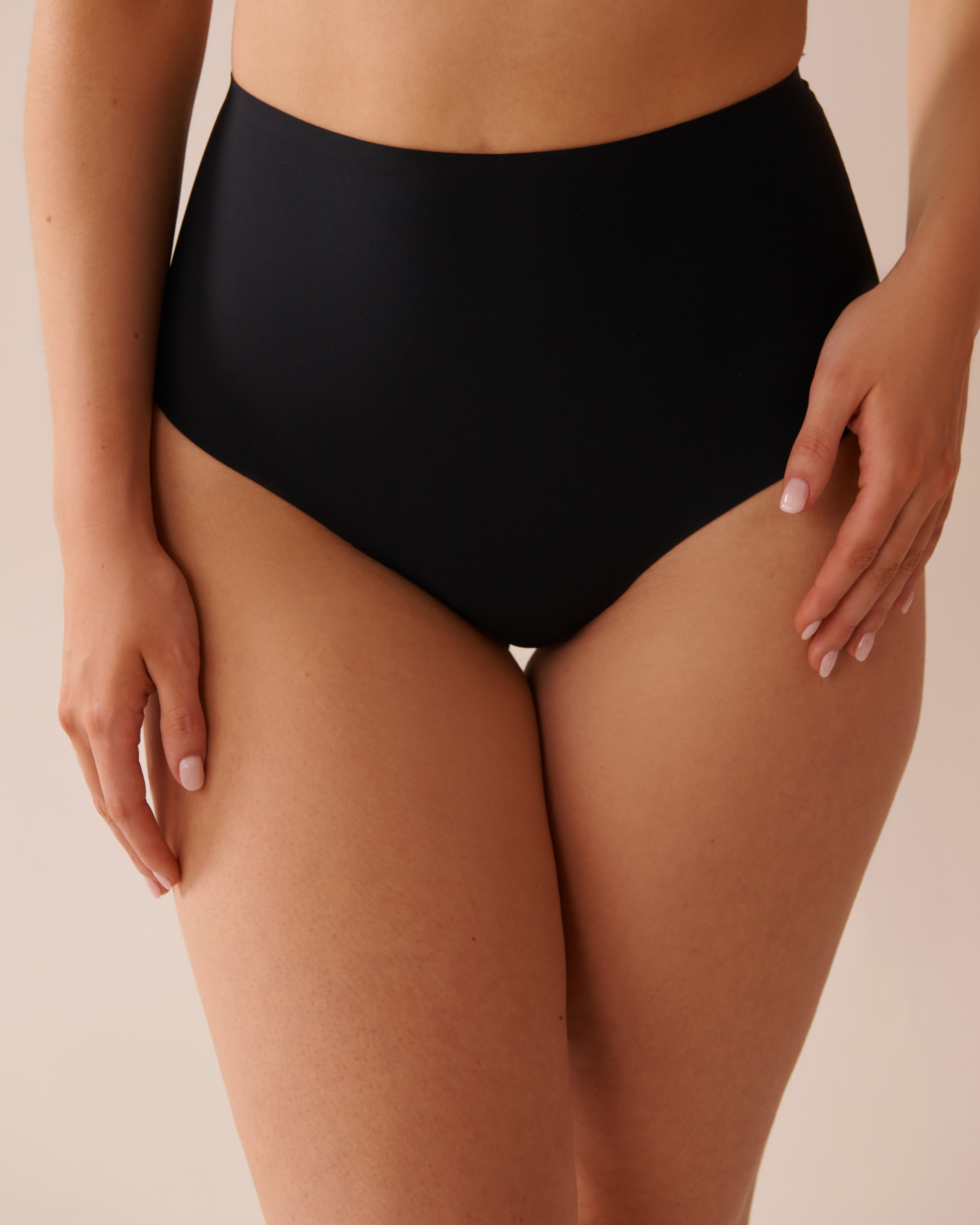 LA VIE EN ROSE Culotte tanga taille haute maintien modéré en microfibre Noir 30200012 - View1