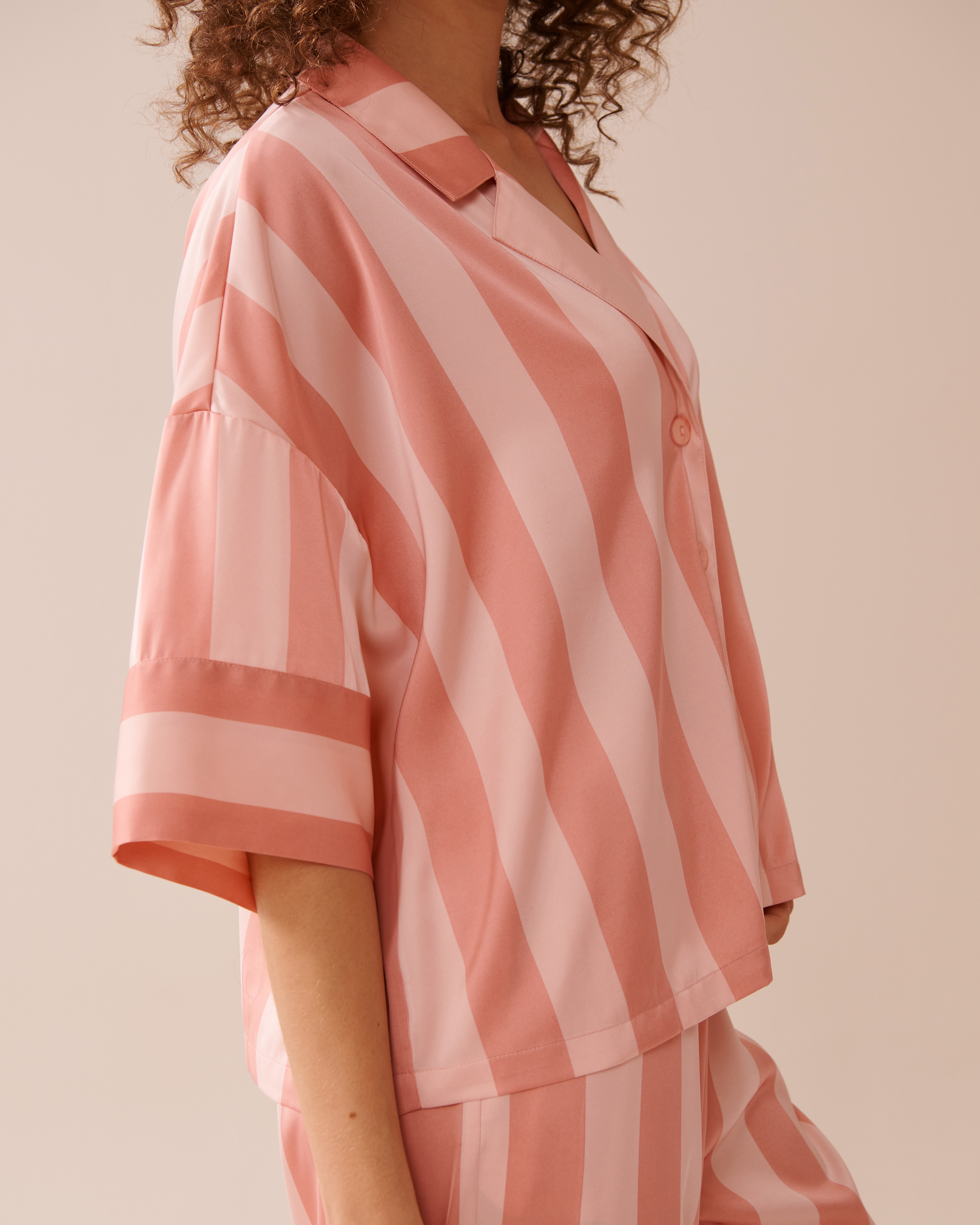 LA VIE EN ROSE Ensemble pyjama rayé manches courtes en satin Rose et pêche 60400052 - Voir3