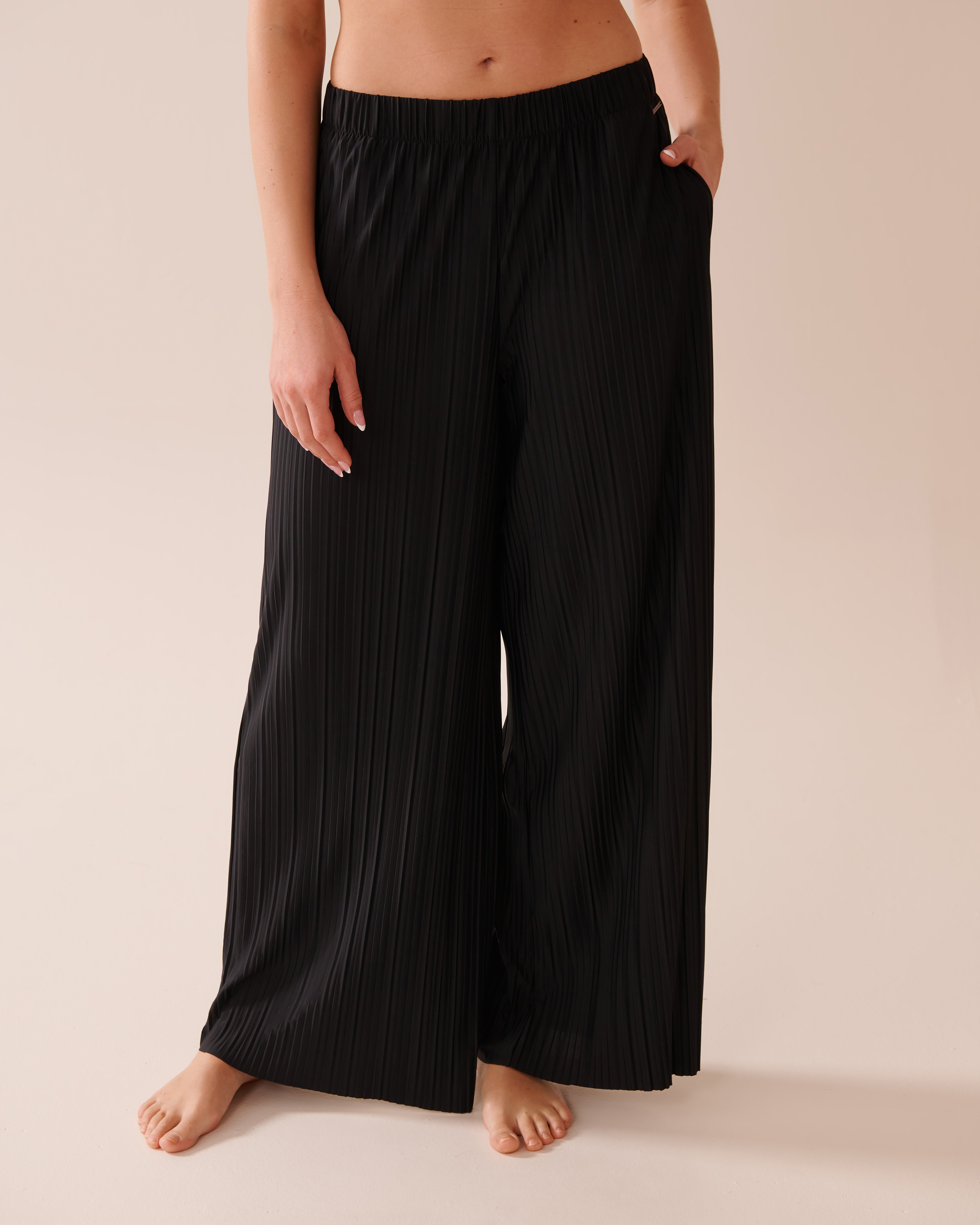 LA VIE EN ROSE Lightweight Pleated Effect Pants Black 50200092 - View1