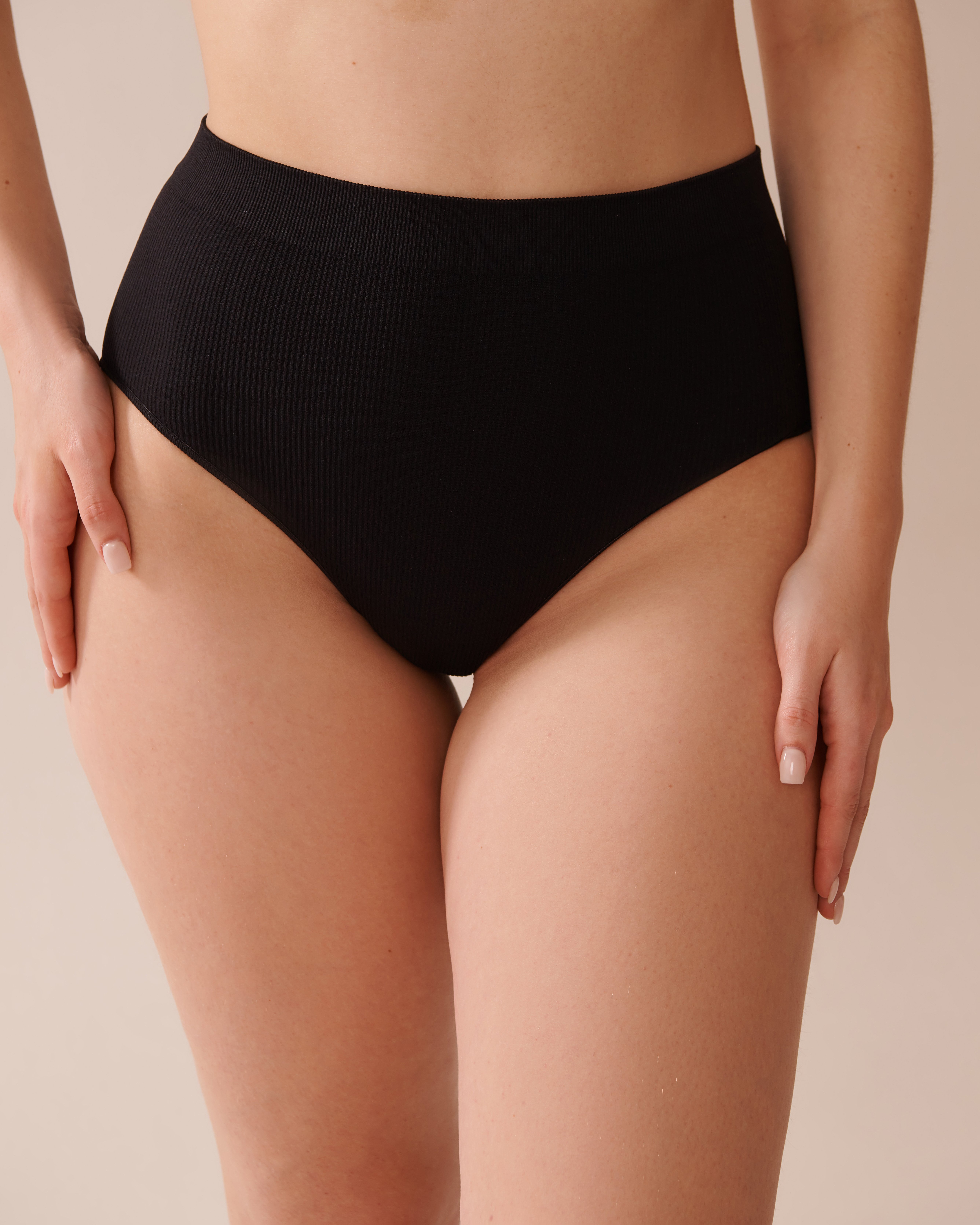 LA VIE EN ROSE Seamless Fabric Ribbed High Waist Bikini Panty Black 20200638 - View1