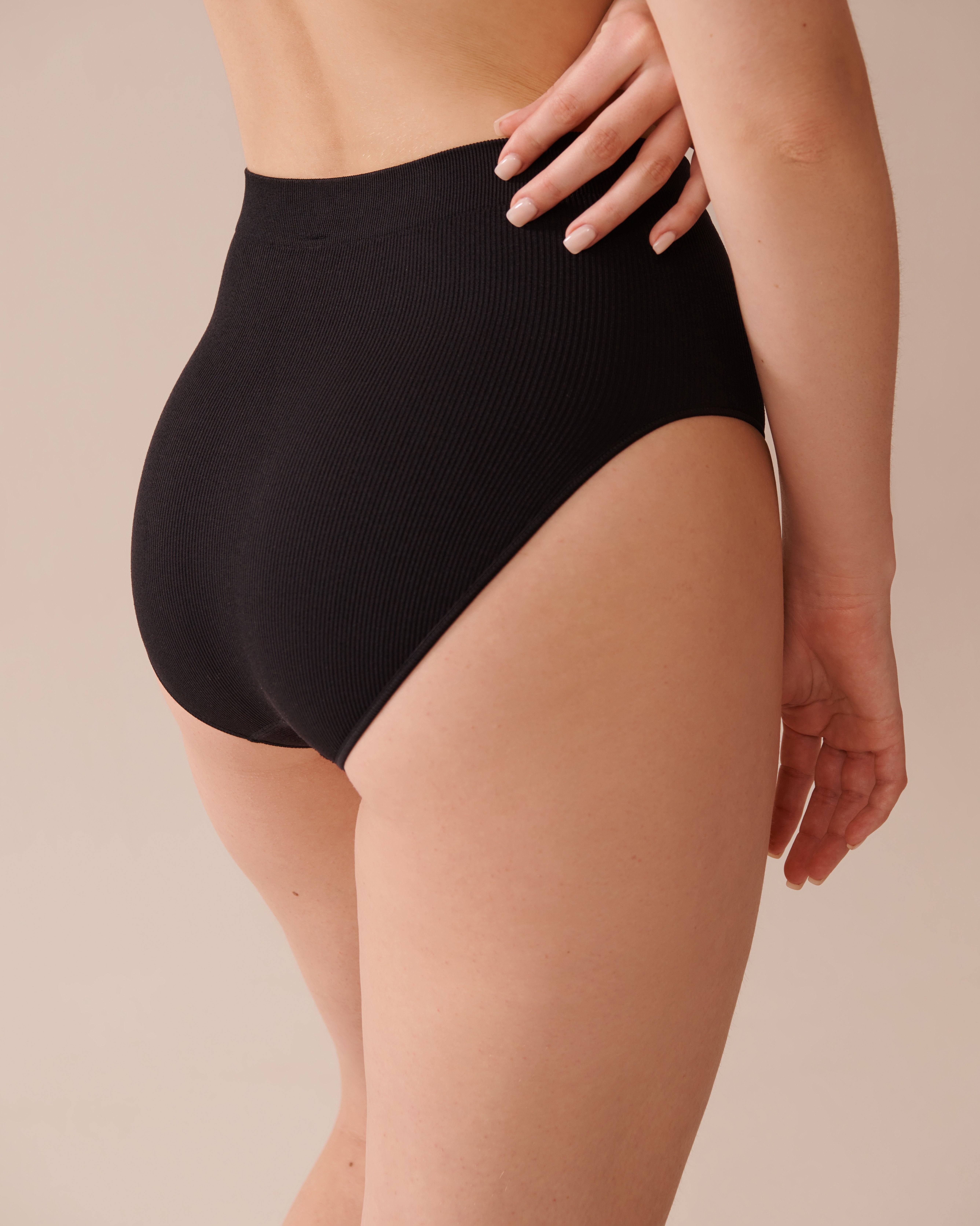 LA VIE EN ROSE Seamless Fabric Ribbed High Waist Bikini Panty Black 20200638 - View2