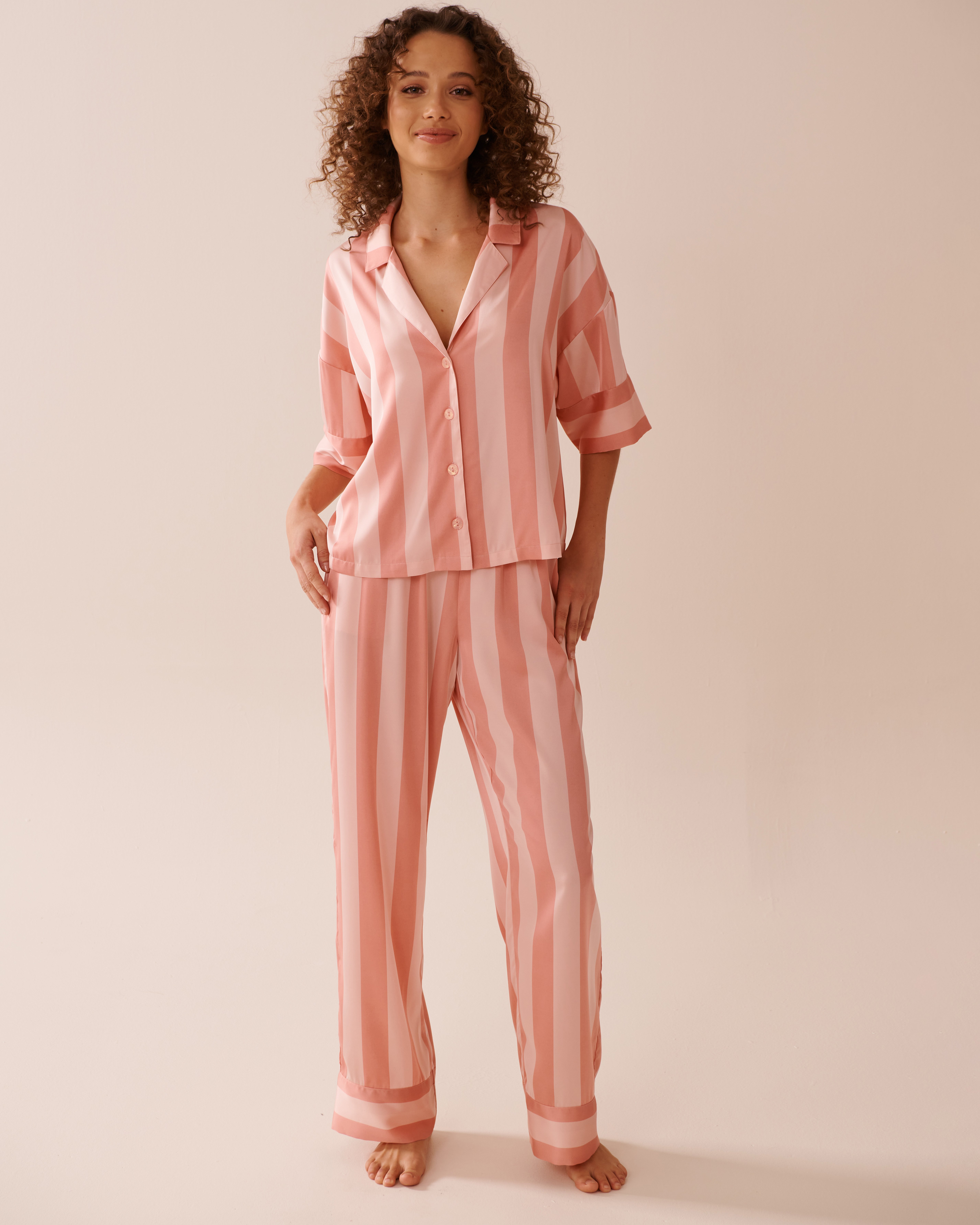 LA VIE EN ROSE Ensemble pyjama rayé manches courtes en satin Rose et pêche 60400052 - Voir1