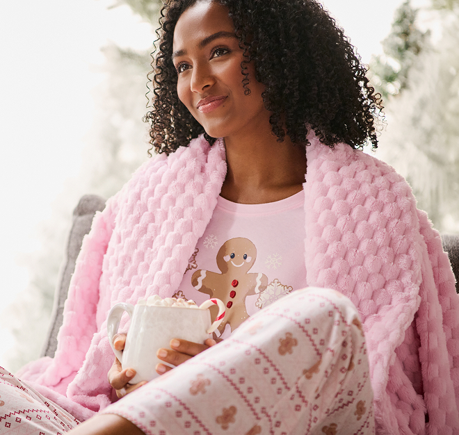 Deux soutiens-gorge lounge posés sur une couverture, un rouge, l'autre vert.