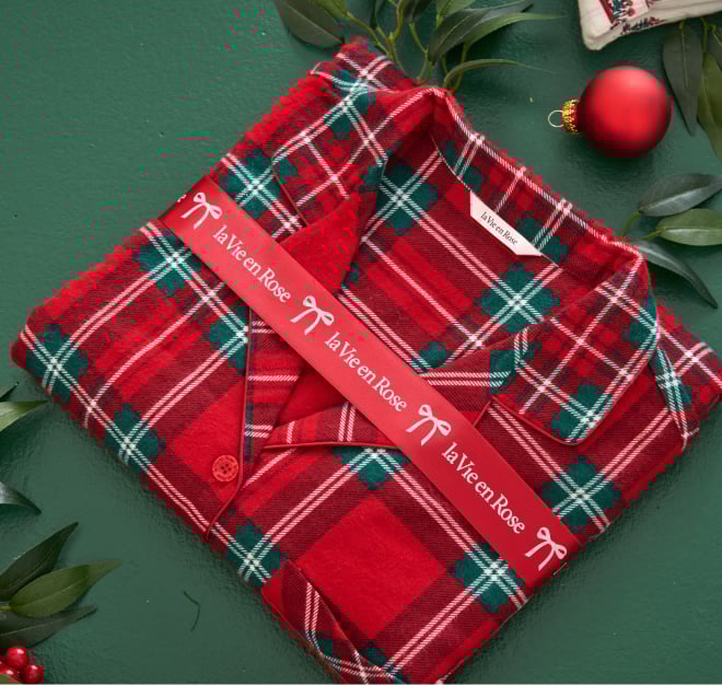 Pyjama rouge de Noël, plié.