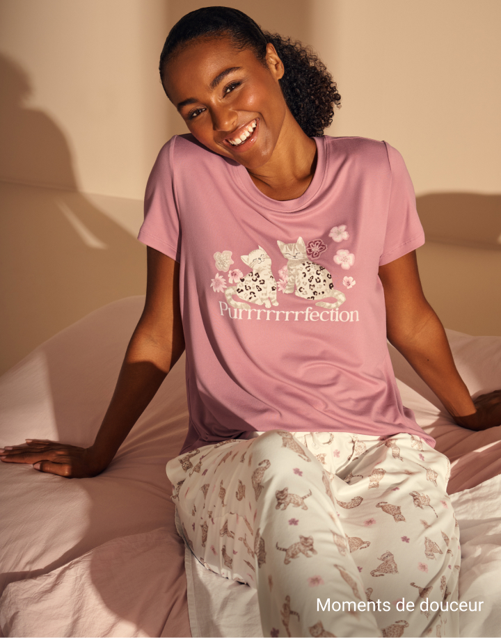 Mannequin en pyjama doux rose à motif de chats