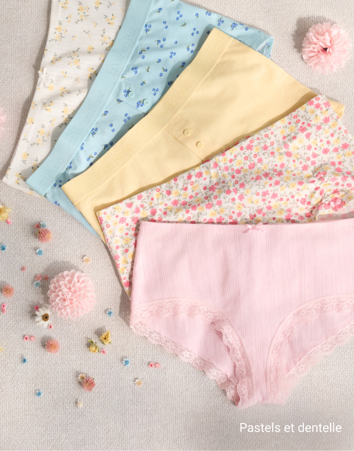 Mannequin portant un soutien-gorge en dentelle bleu marine avec une culotte coordonnée à fines brides