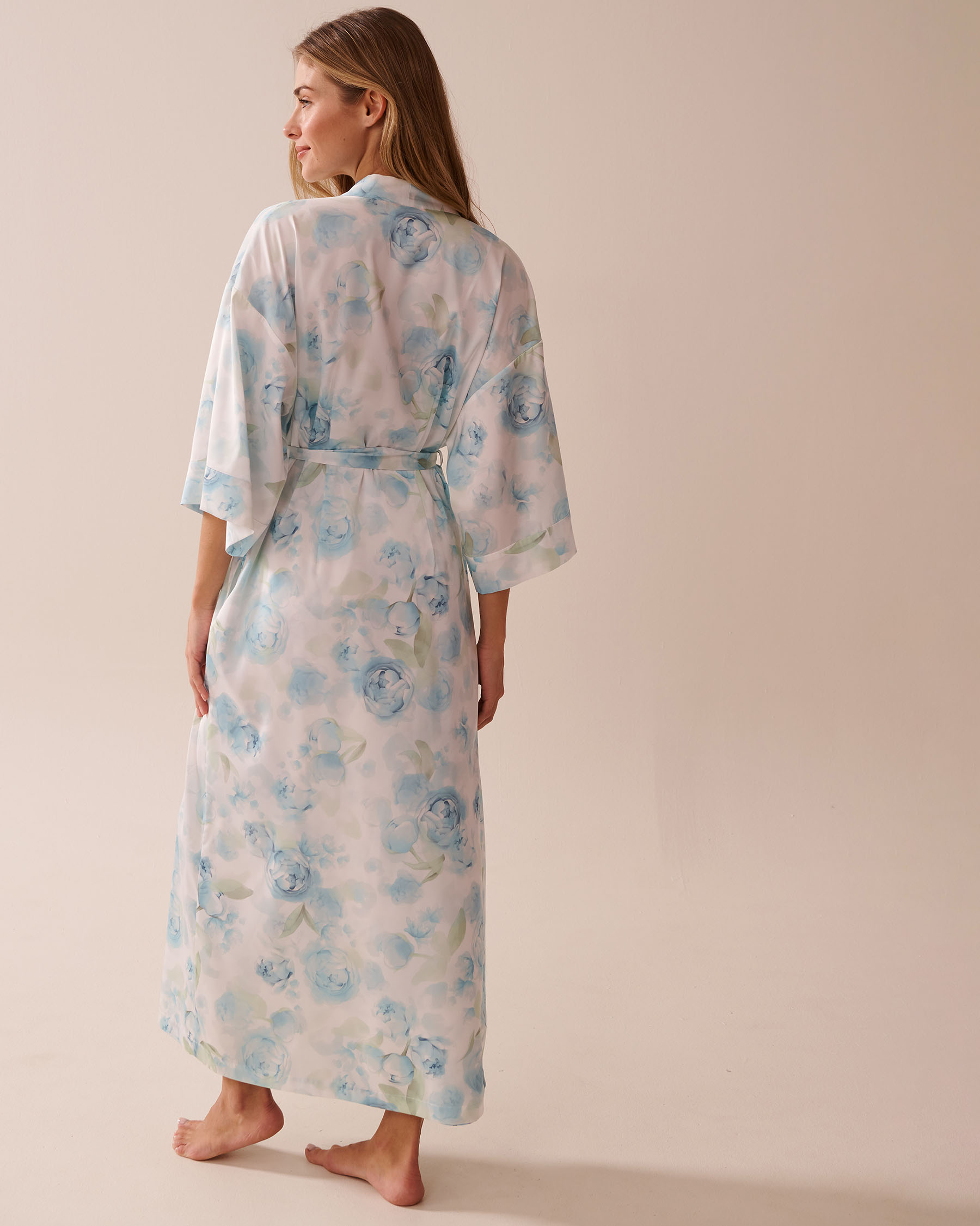 Kimono long en satin imprimé roses bleues