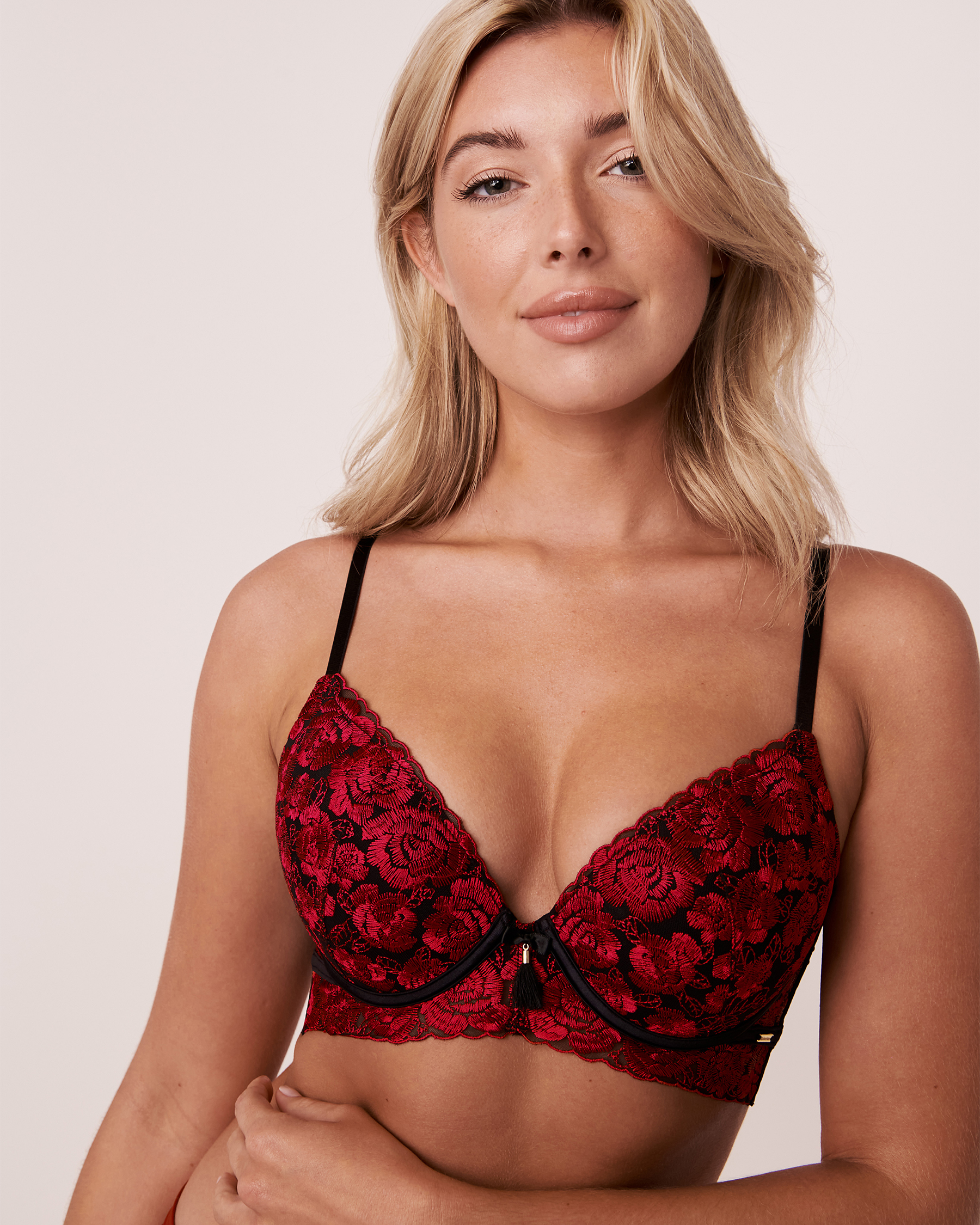 LA VIE EN ROSE Push-up Embroidered Bra Red flower embroidered 10300030 - View3