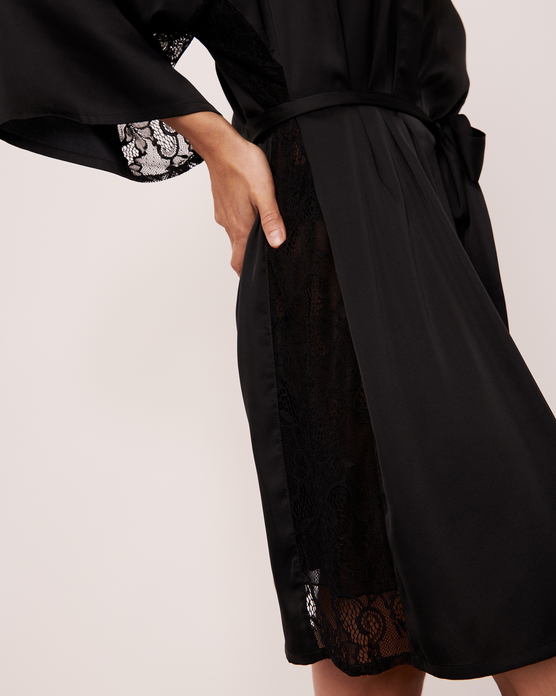 LA VIE EN ROSE Satin and Lace Kimono Black 60600014 - View3