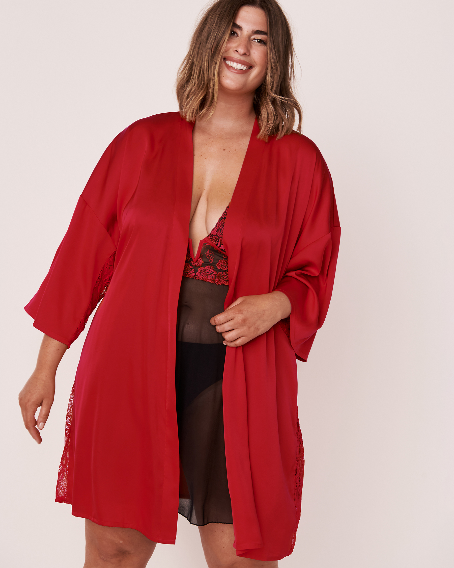 LA VIE EN ROSE Kimono en satin et dentelle Rouge bonbon 60600014 - Voir5