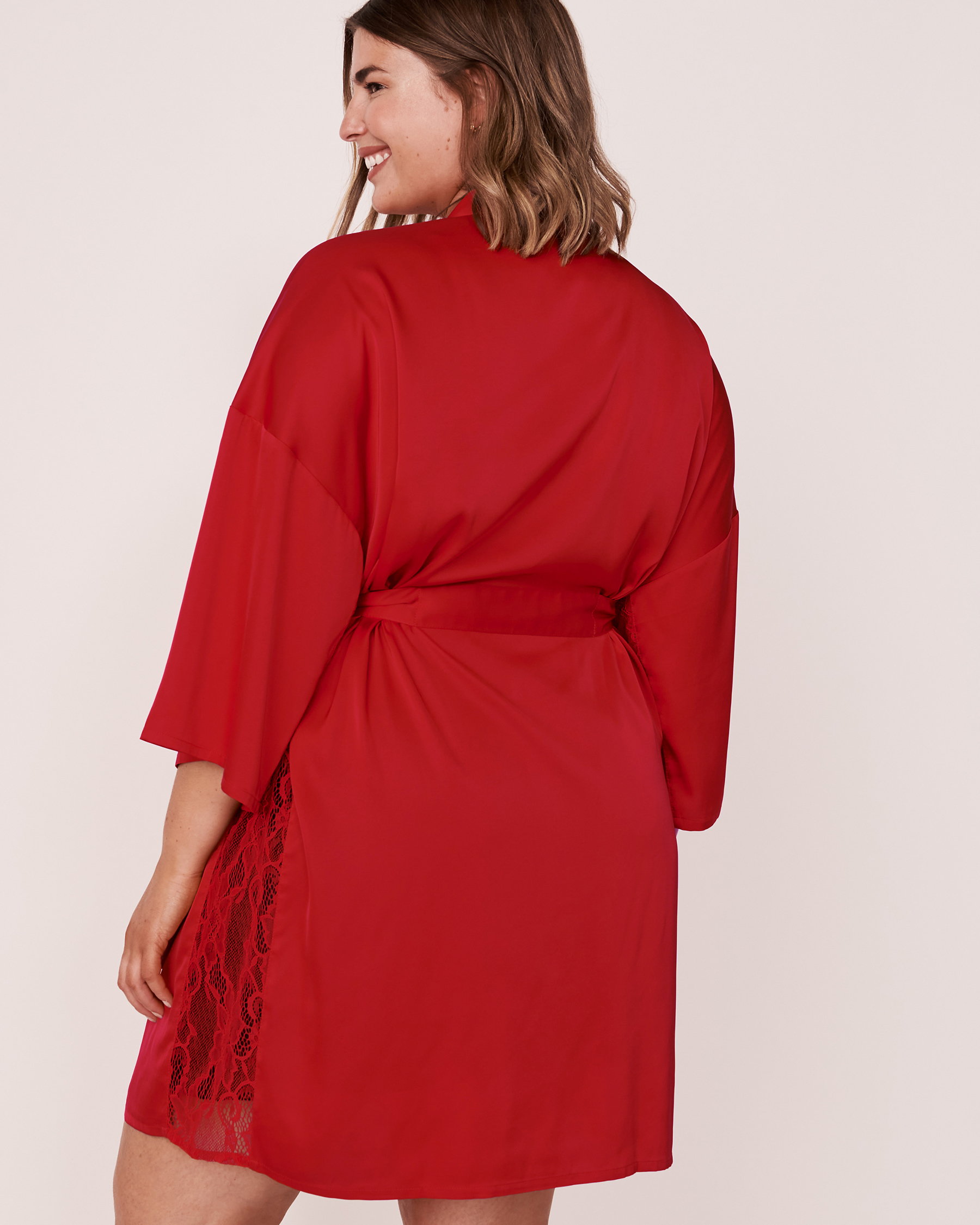 LA VIE EN ROSE Kimono en satin et dentelle Rouge bonbon 60600014 - Voir7