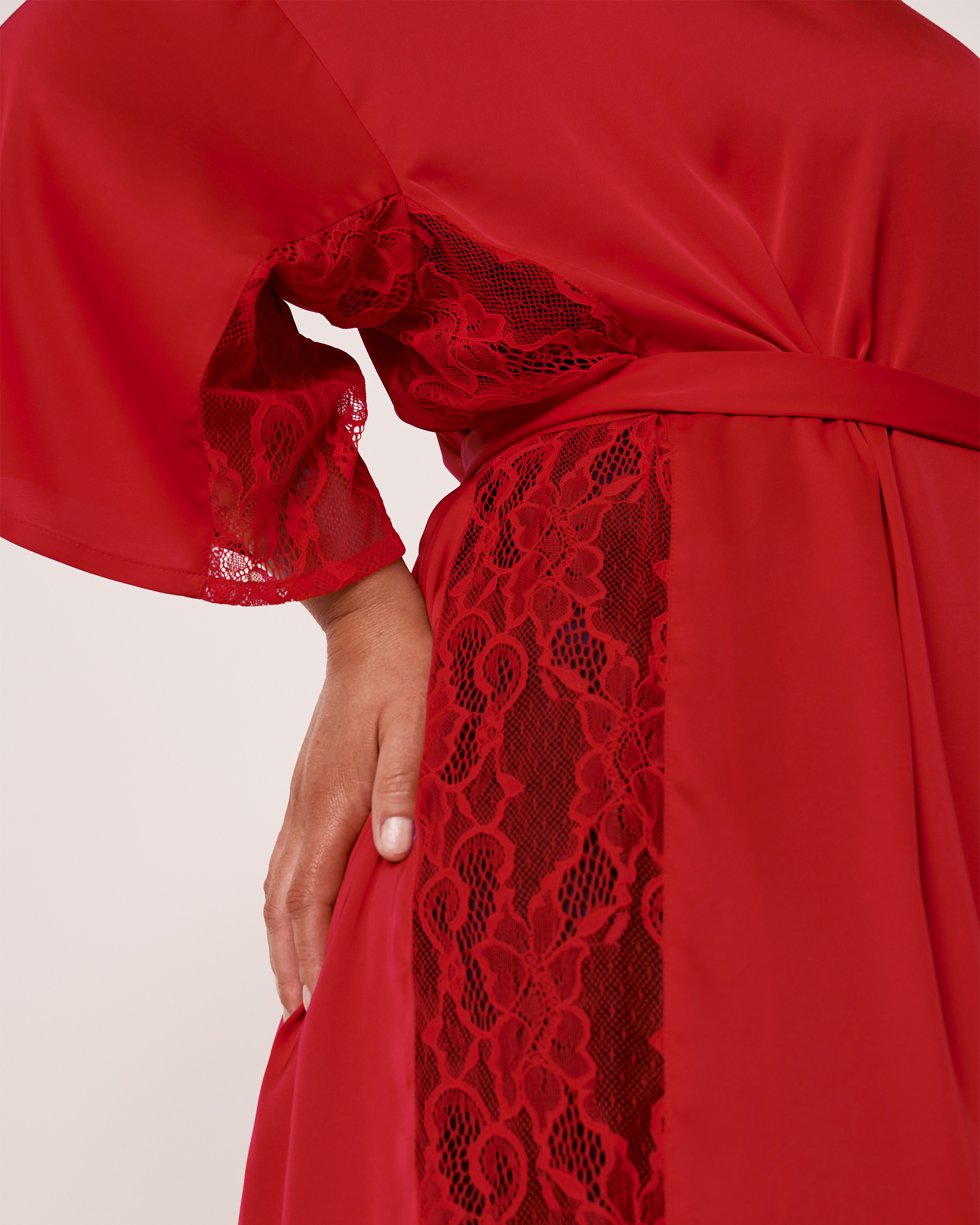 LA VIE EN ROSE Kimono en satin et dentelle Rouge bonbon 60600014 - Voir8