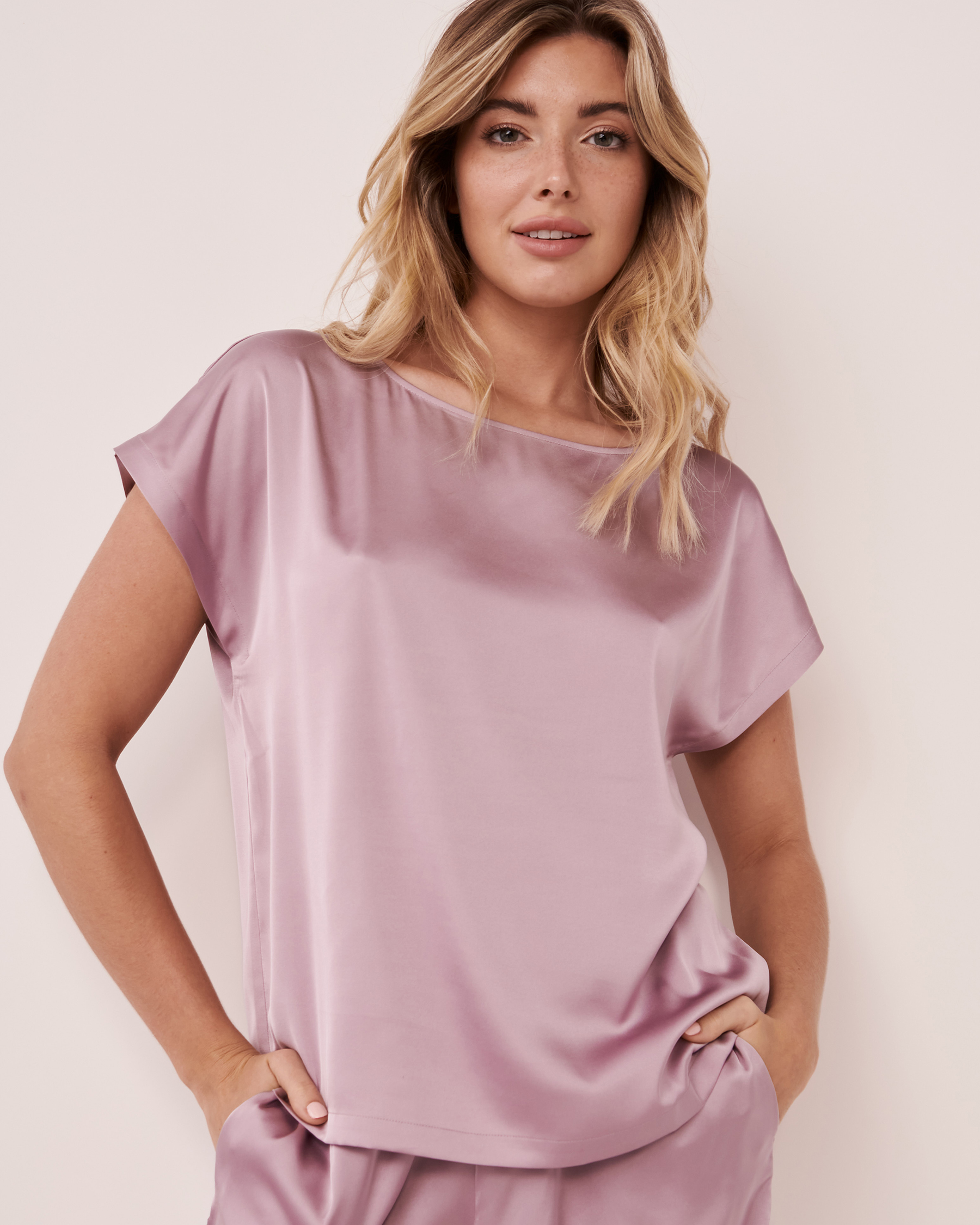 LA VIE EN ROSE Satin T-shirt Light lilac 60100026 - View1
