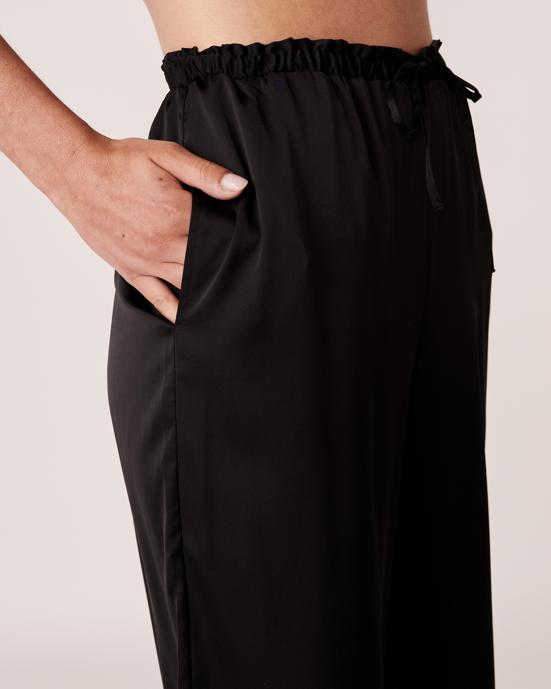 LA VIE EN ROSE Pantalon jambe large en satin Noir 60200027 - Voir3