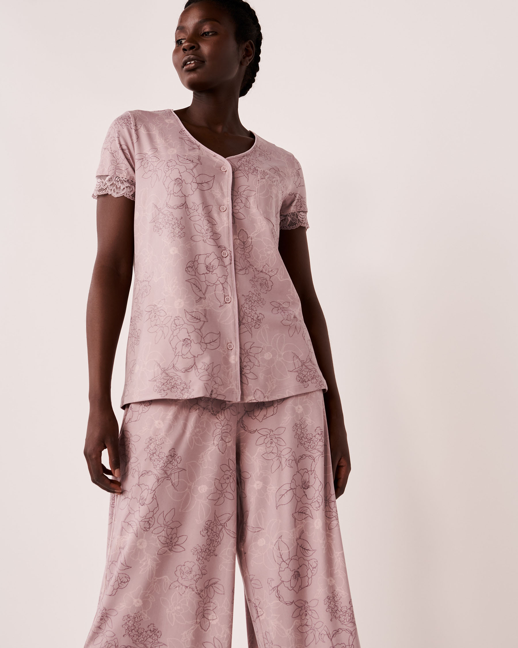 LA VIE EN ROSE Super Soft Lace Trim Buttoned T-shirt Floral outline 40100340 - View1