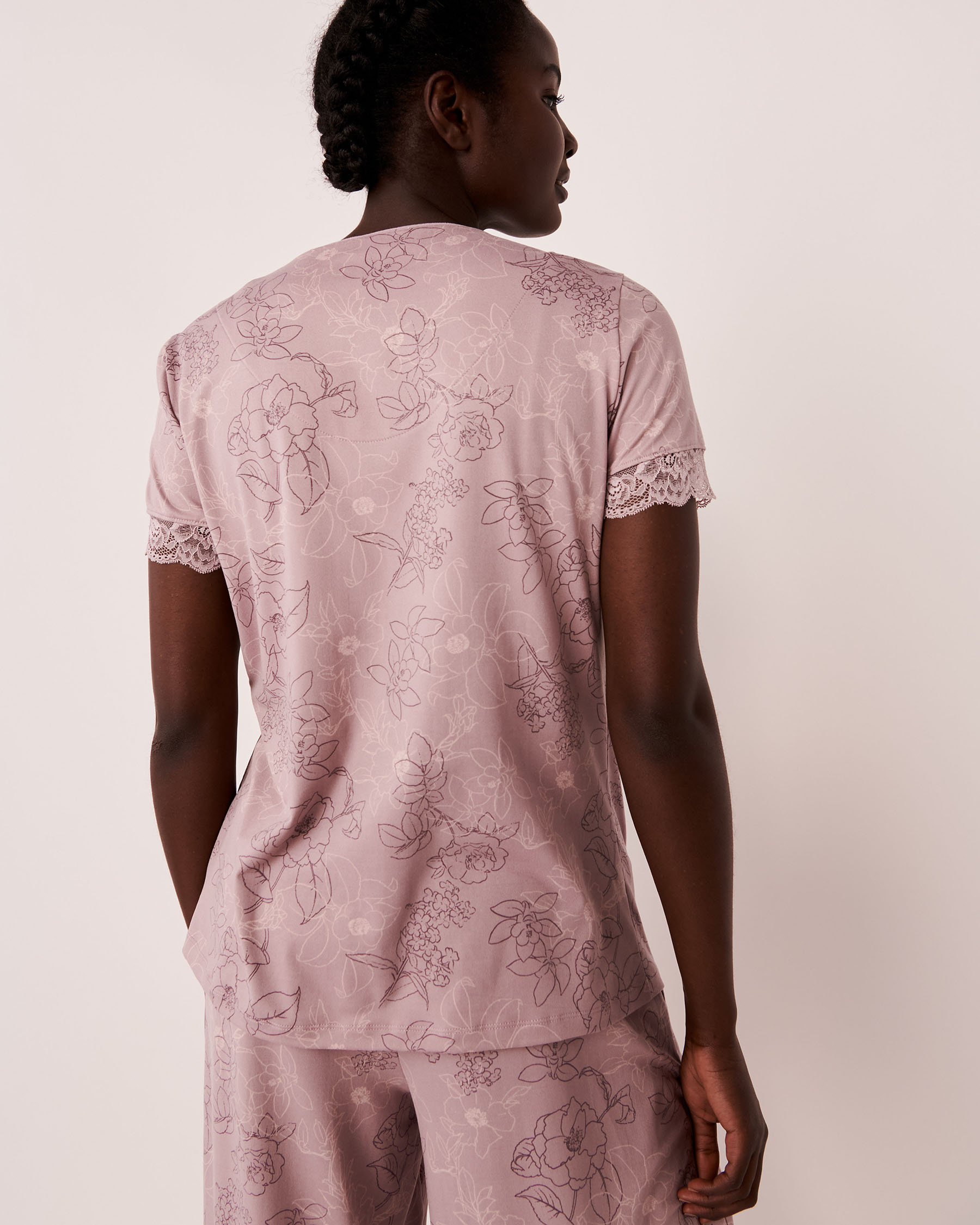 LA VIE EN ROSE Super Soft Lace Trim Buttoned T-shirt Floral outline 40100340 - View2