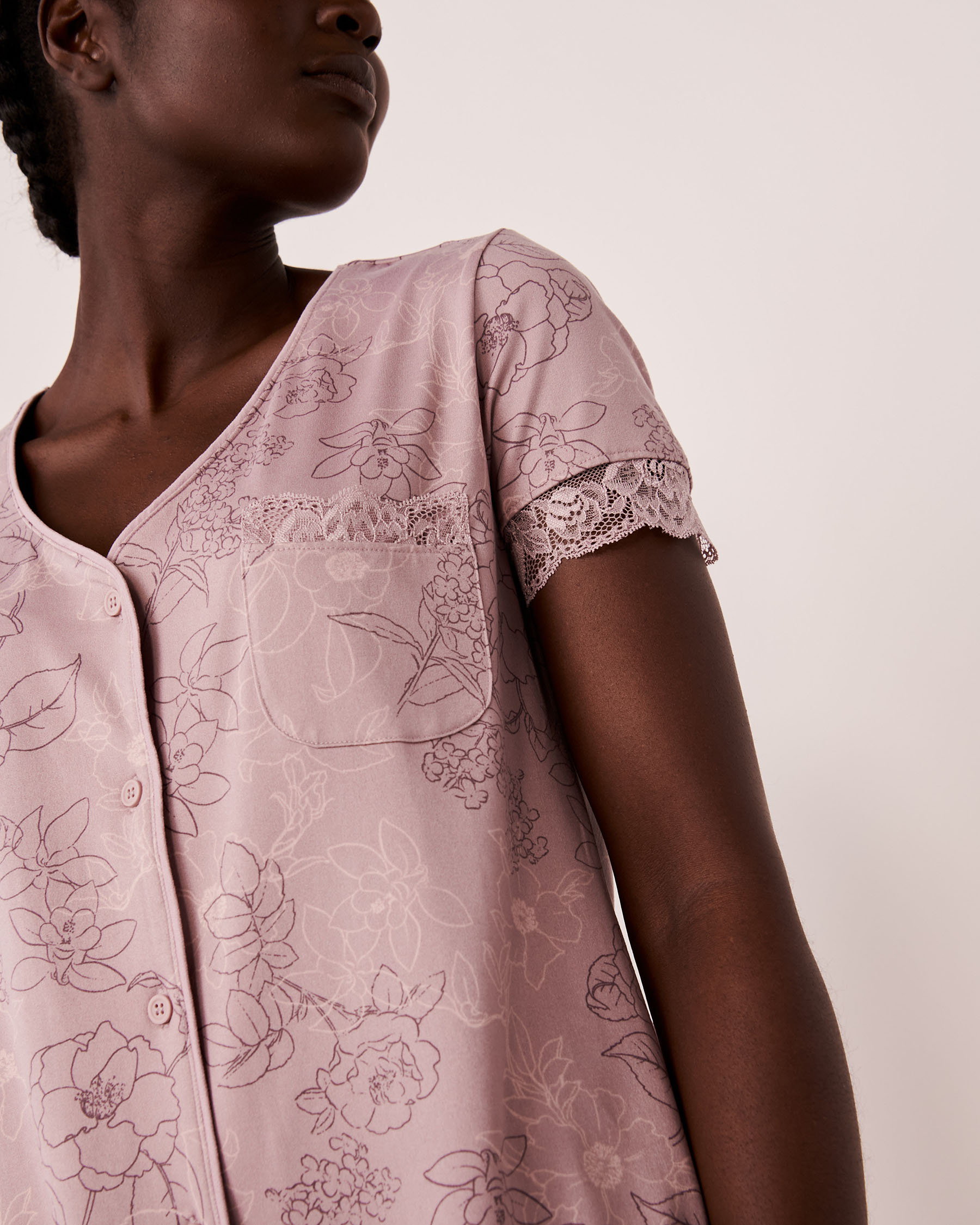 LA VIE EN ROSE Super Soft Lace Trim Buttoned T-shirt Floral outline 40100340 - View3
