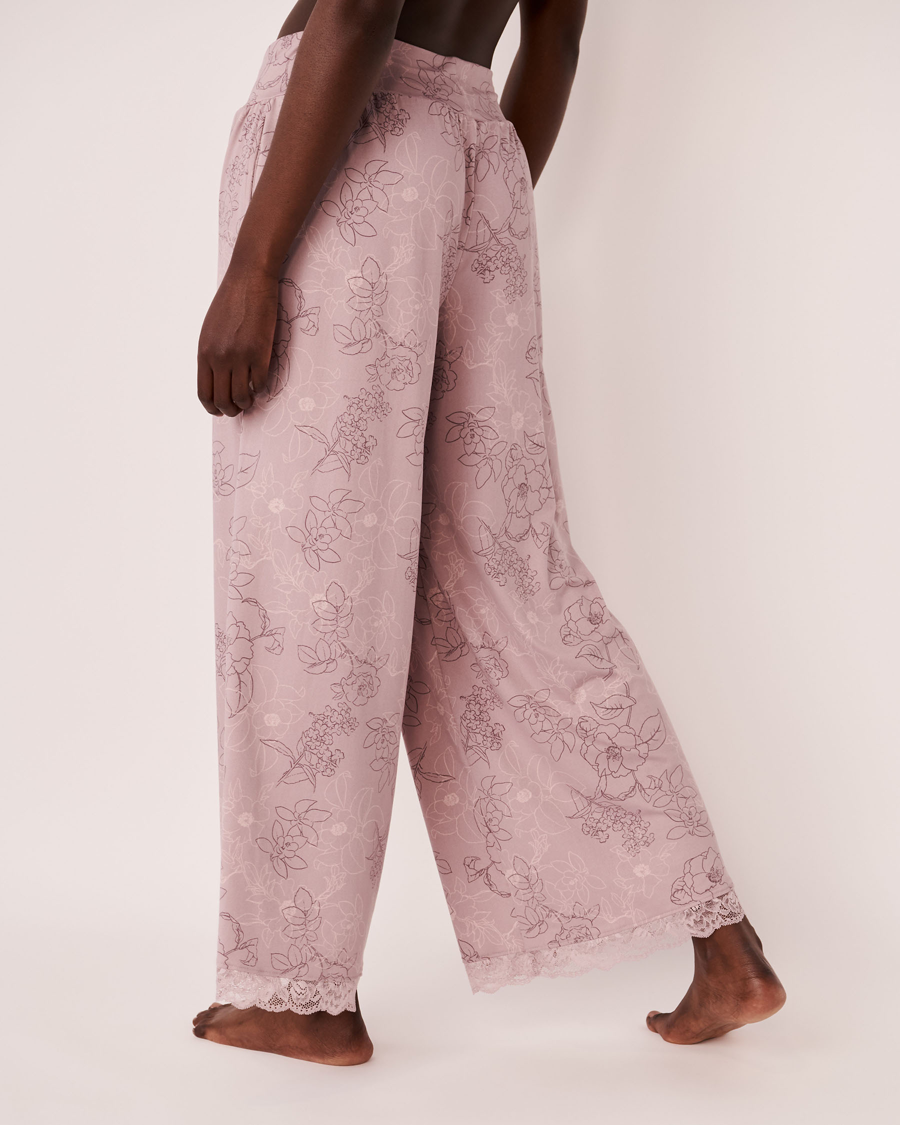 LA VIE EN ROSE Super Soft Lace Trim Pants Floral outline 40200329 - View2