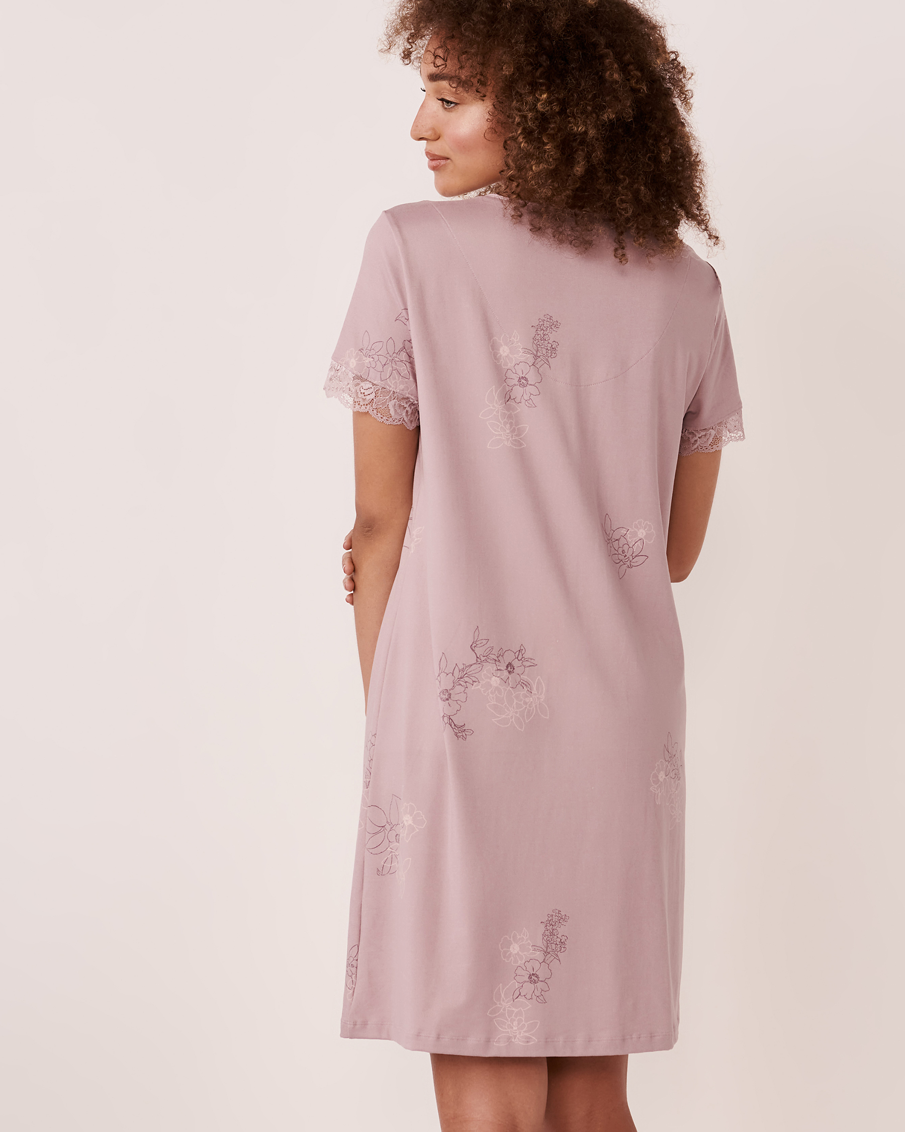 LA VIE EN ROSE Super Soft Lace Trim Button-down Sleepshirt Floral outline 40500209 - View2