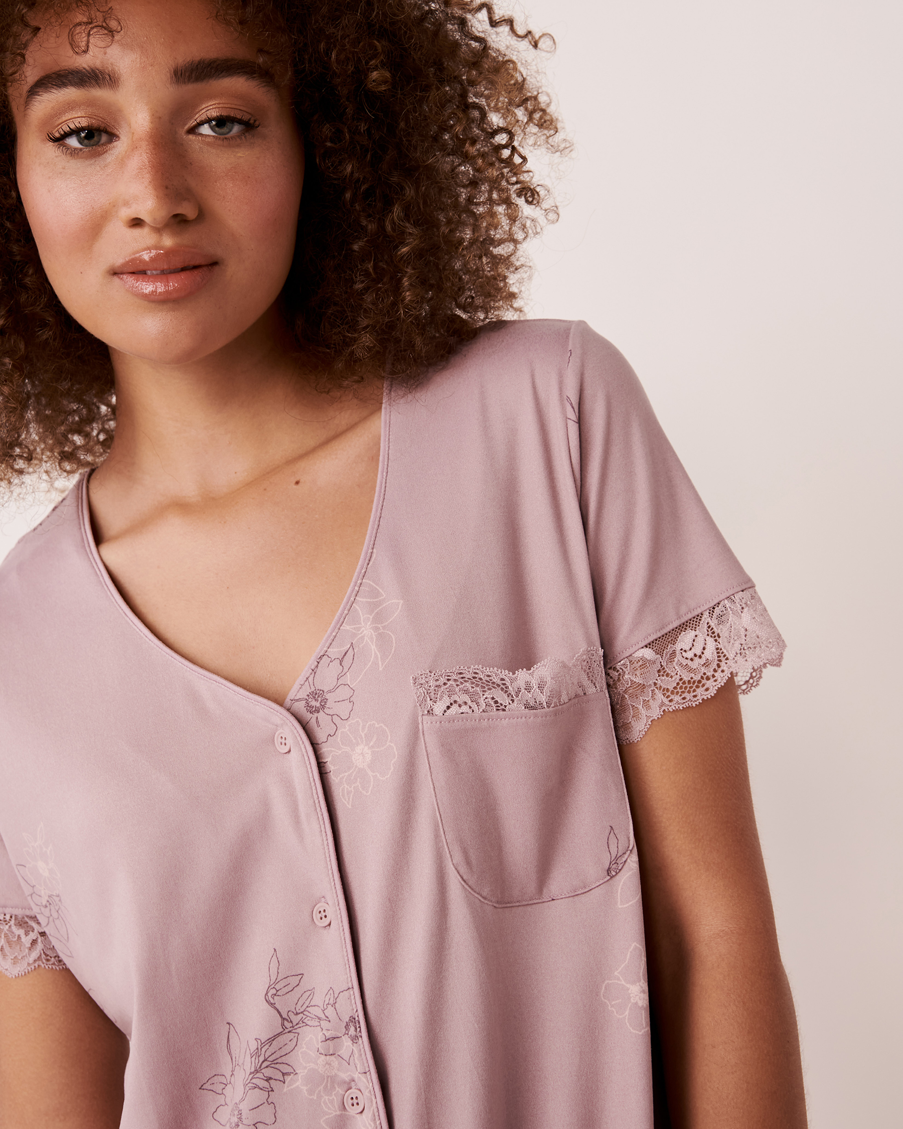 LA VIE EN ROSE Super Soft Lace Trim Button-down Sleepshirt Floral outline 40500209 - View3