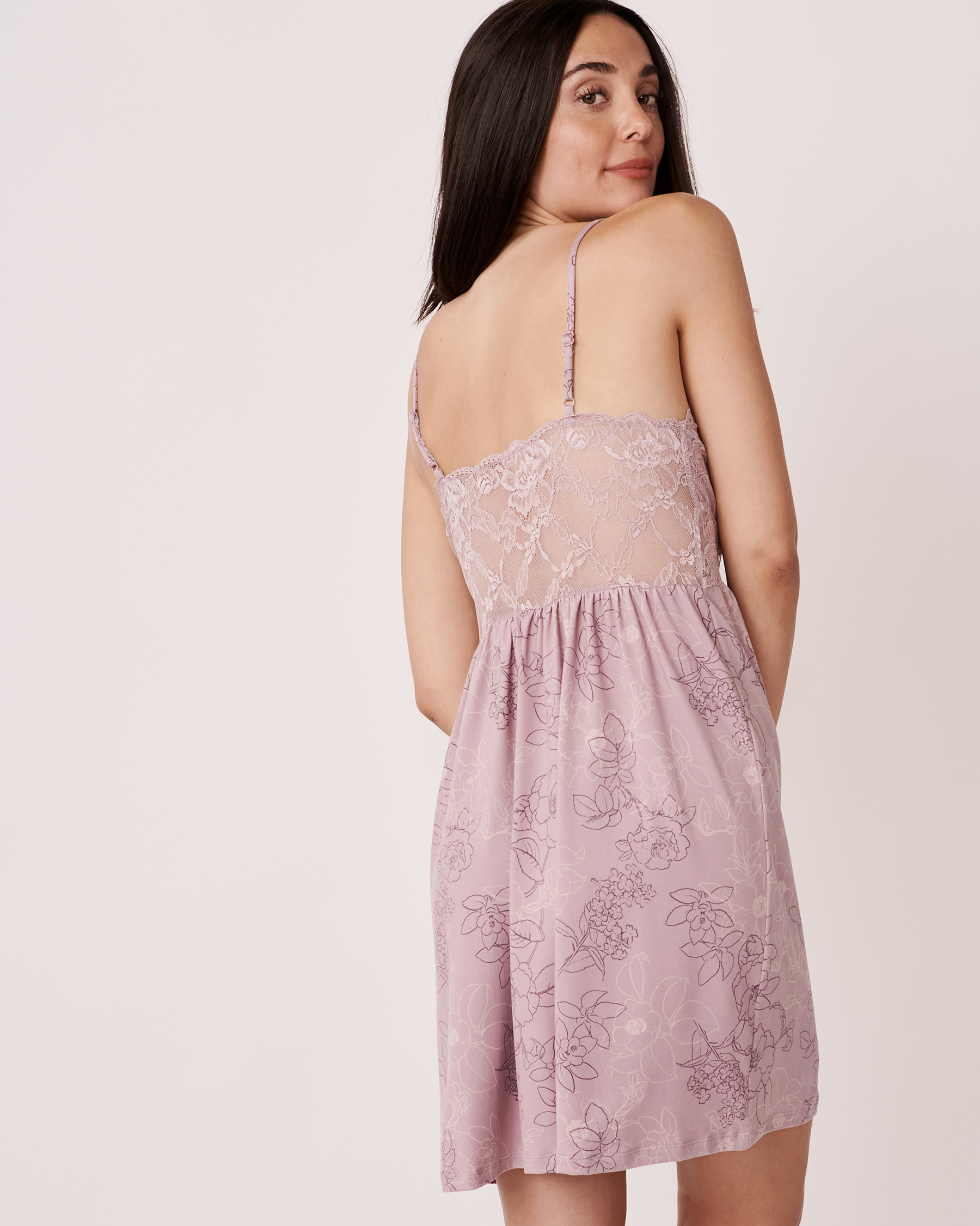 LA VIE EN ROSE Super Soft Lace Trim Nightie Floral outline 40500210 - View2