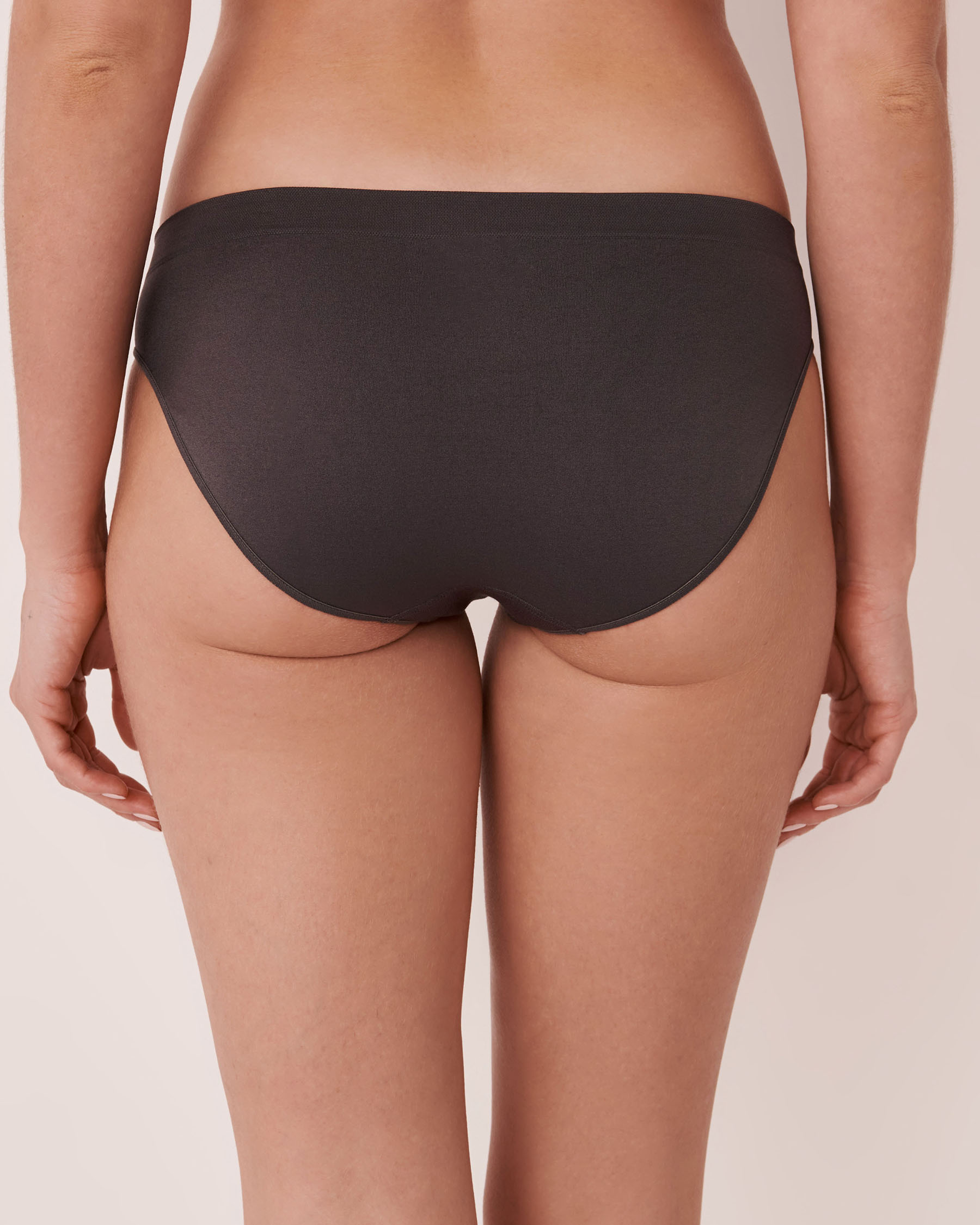 LA VIE EN ROSE Seamless Bikini Panty Magnet 20200200 - View2
