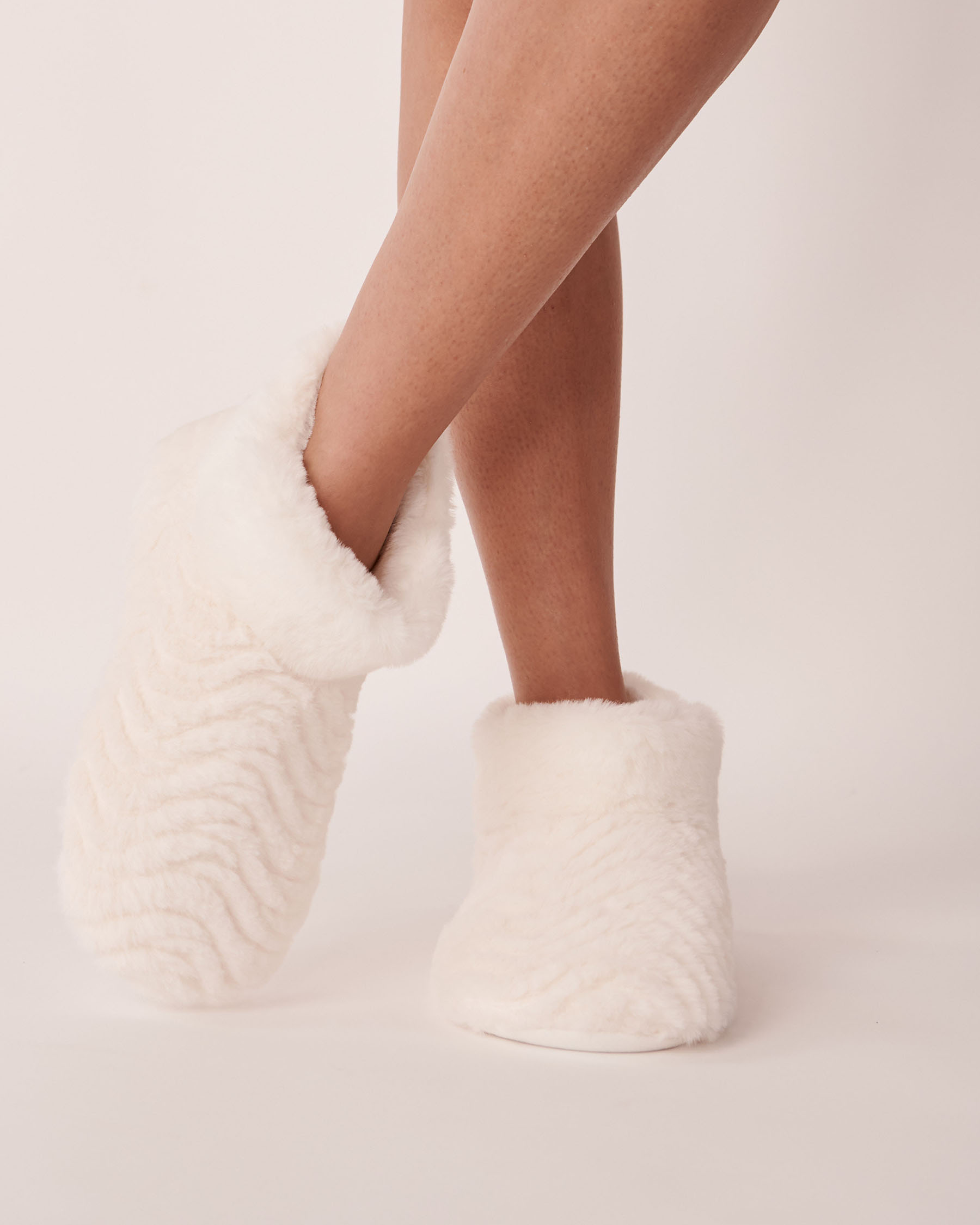LA VIE EN ROSE Soft Plush Slippers with Faux Fur Hem White 40700217 - View1