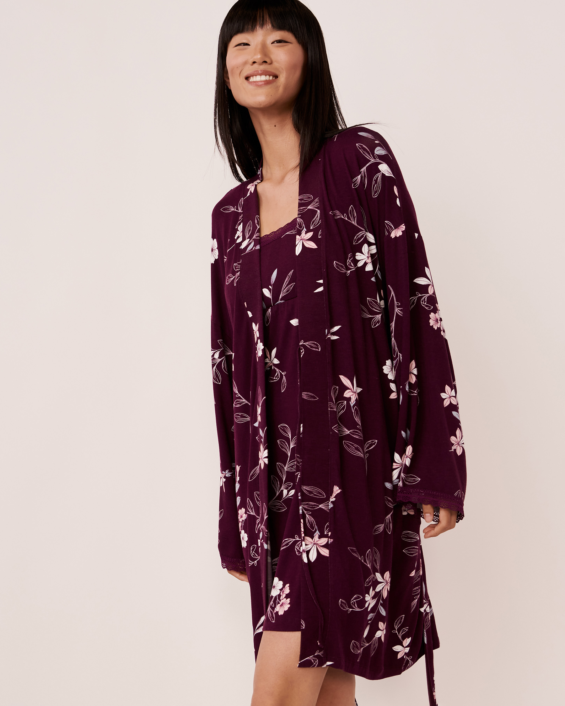 LA VIE EN ROSE Kimono jersey doux et bordure de dentelle Floral bourgogne 40600090 - Voir1