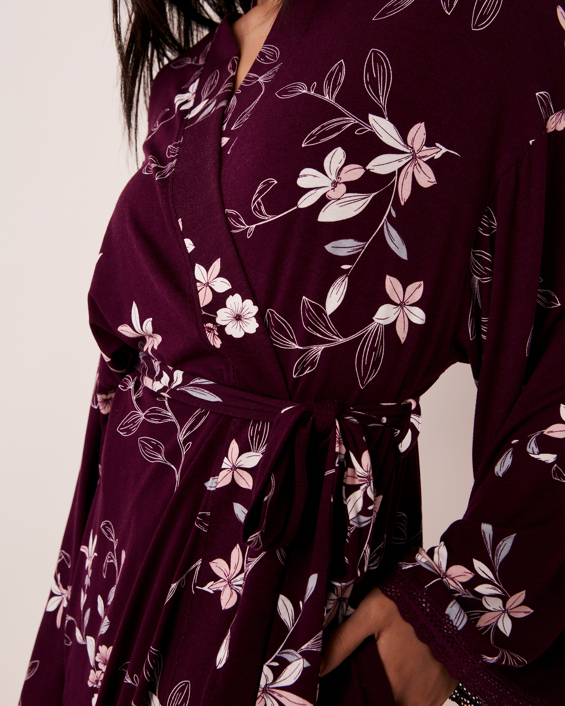 LA VIE EN ROSE Kimono jersey doux et bordure de dentelle Floral bourgogne 40600090 - Voir2