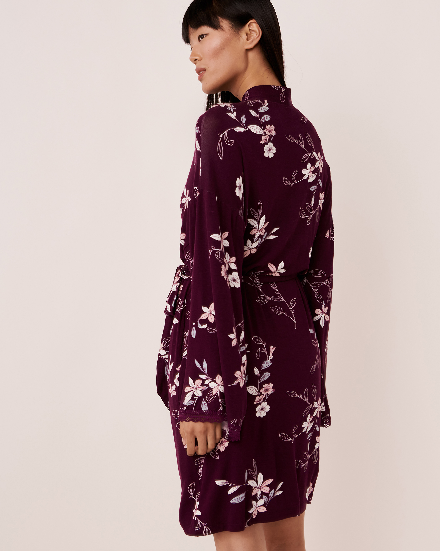 LA VIE EN ROSE Kimono jersey doux et bordure de dentelle Floral bourgogne 40600090 - Voir4