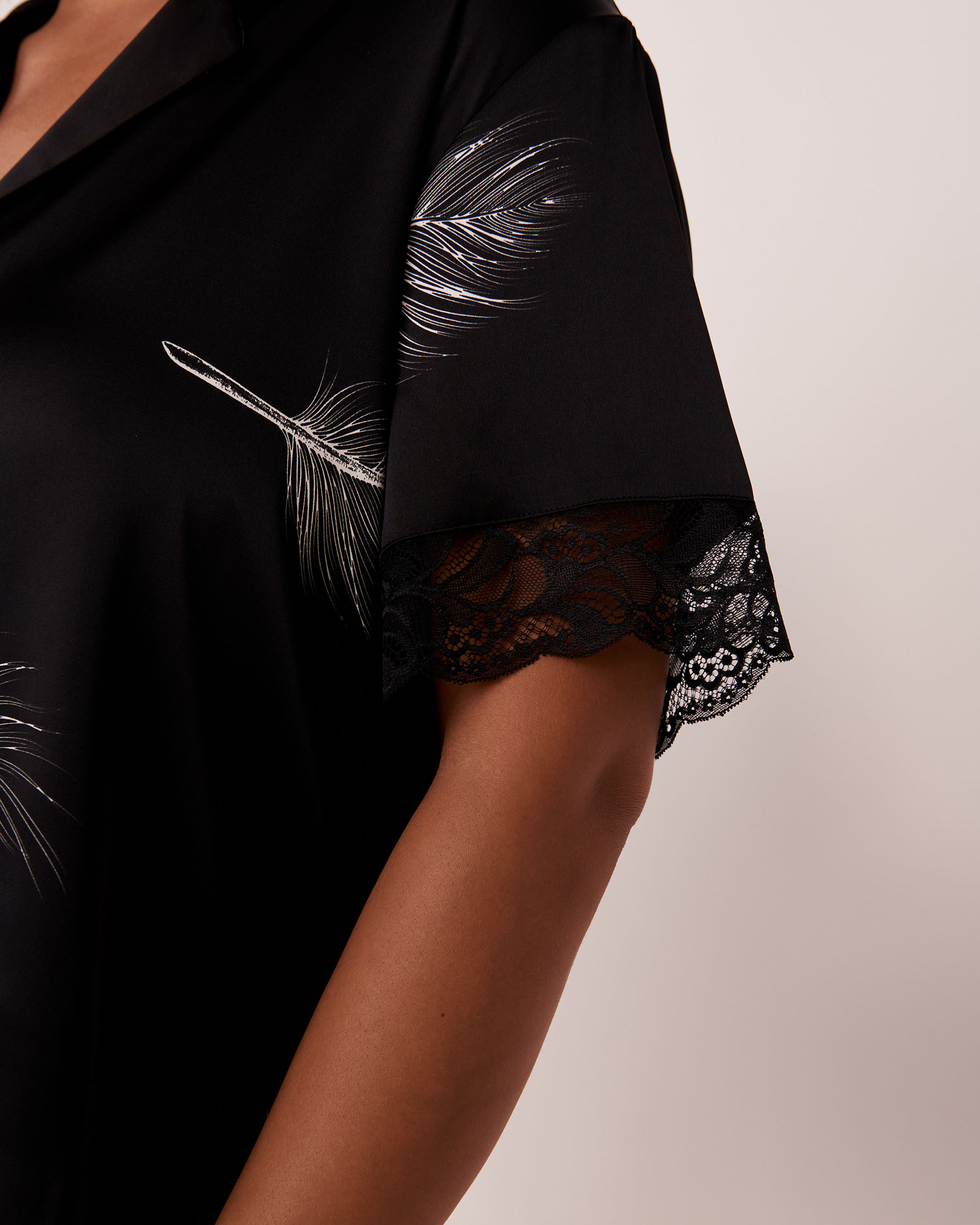 LA VIE EN ROSE Lace Detail Satin Button-down Shirt Dreamy feathers 60100033 - View3