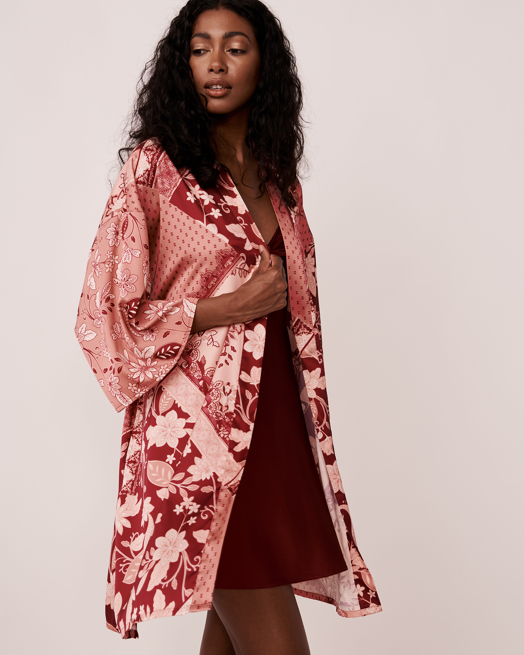 LA VIE EN ROSE Kimono en satin imprimé Imprimé bourgogne 60600034 - Voir2
