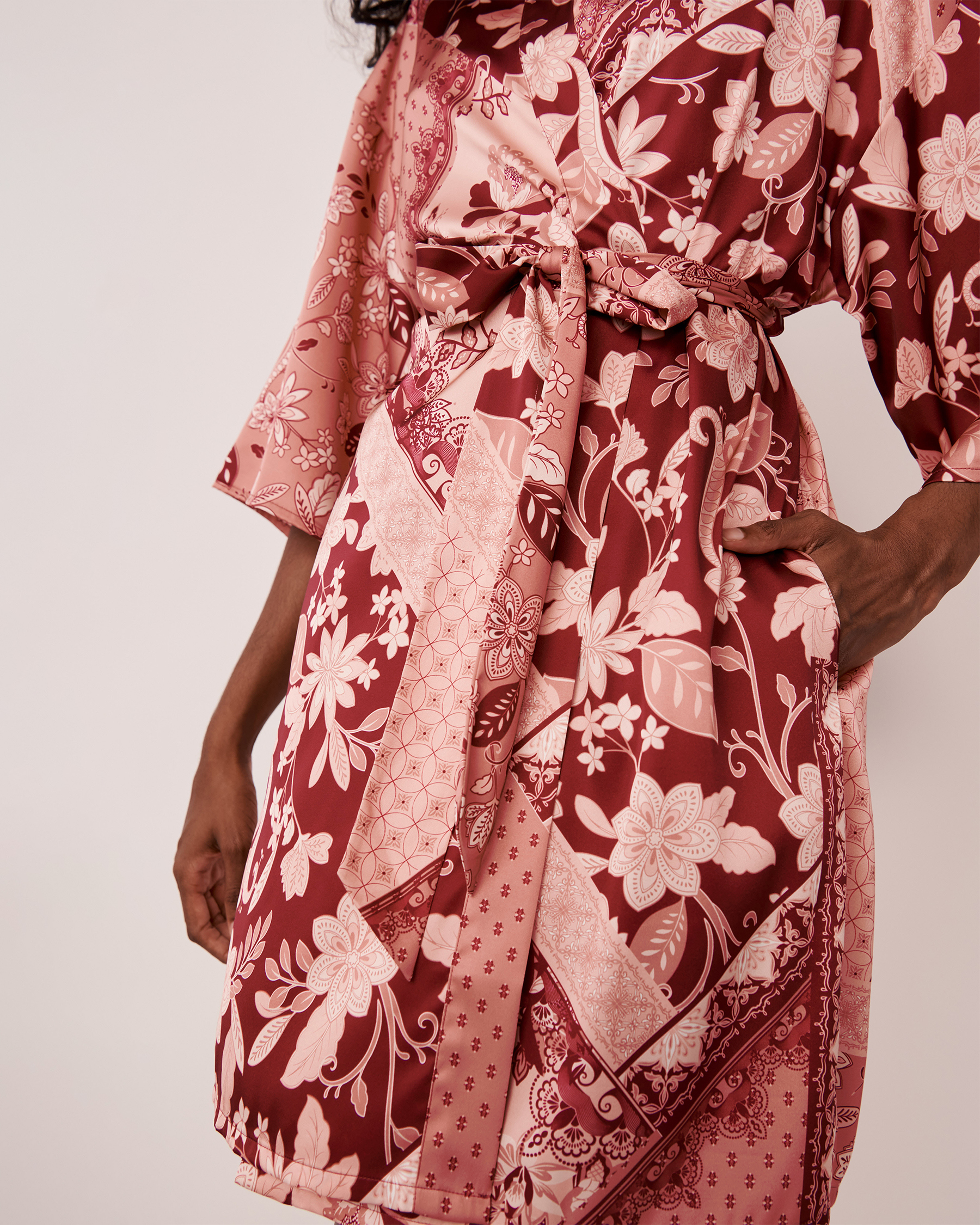 LA VIE EN ROSE Printed Satin Kimono Burgundy print 60600034 - View3