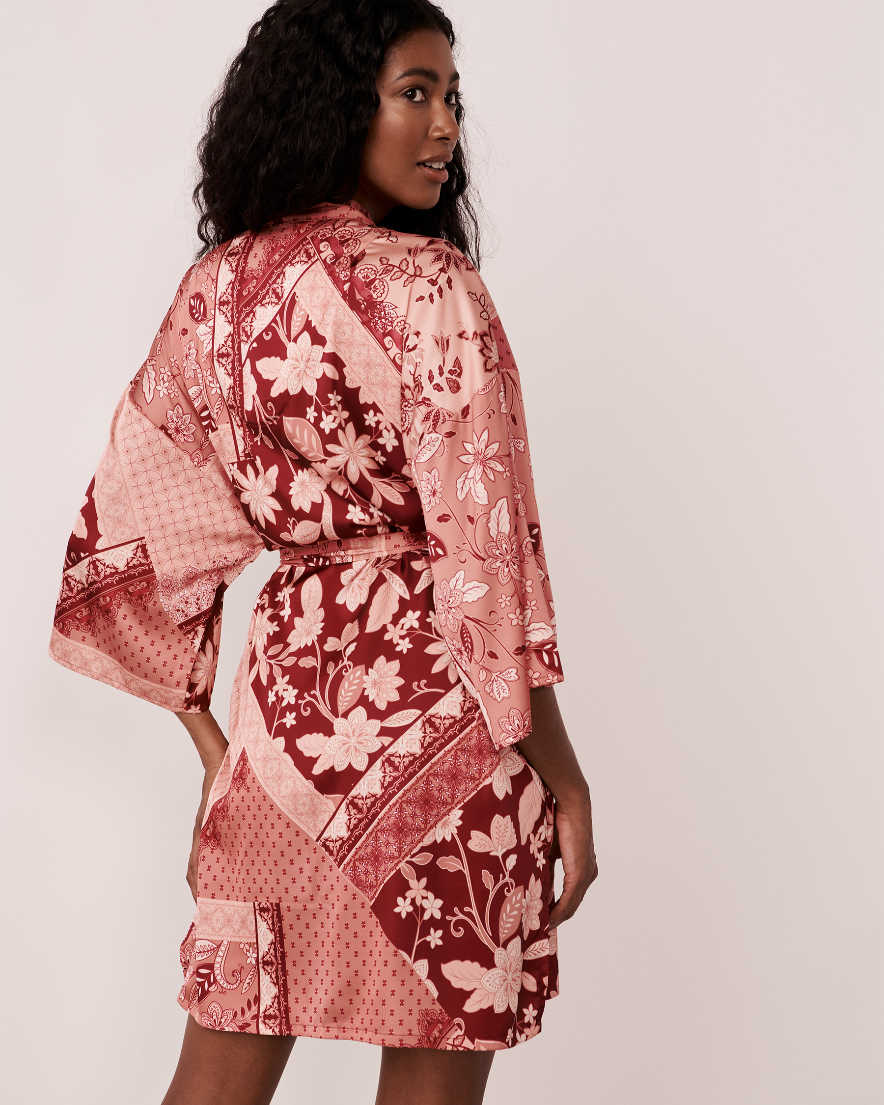 LA VIE EN ROSE Kimono en satin imprimé Imprimé bourgogne 60600034 - Voir5