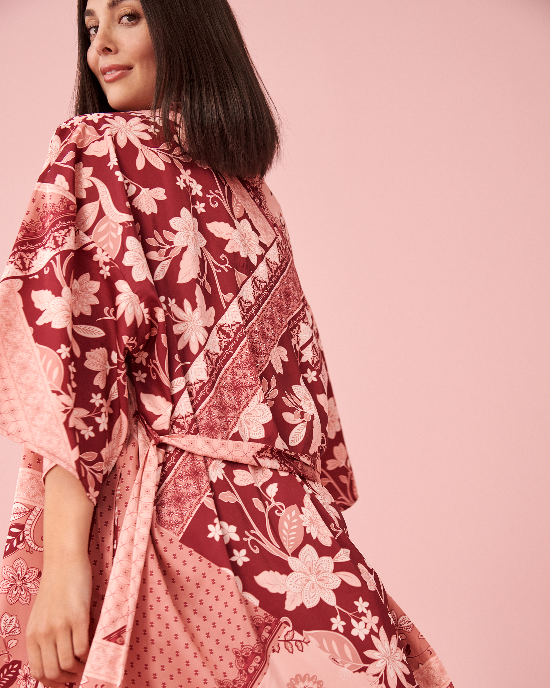 LA VIE EN ROSE Kimono en satin imprimé Imprimé bourgogne 60600034 - Voir1