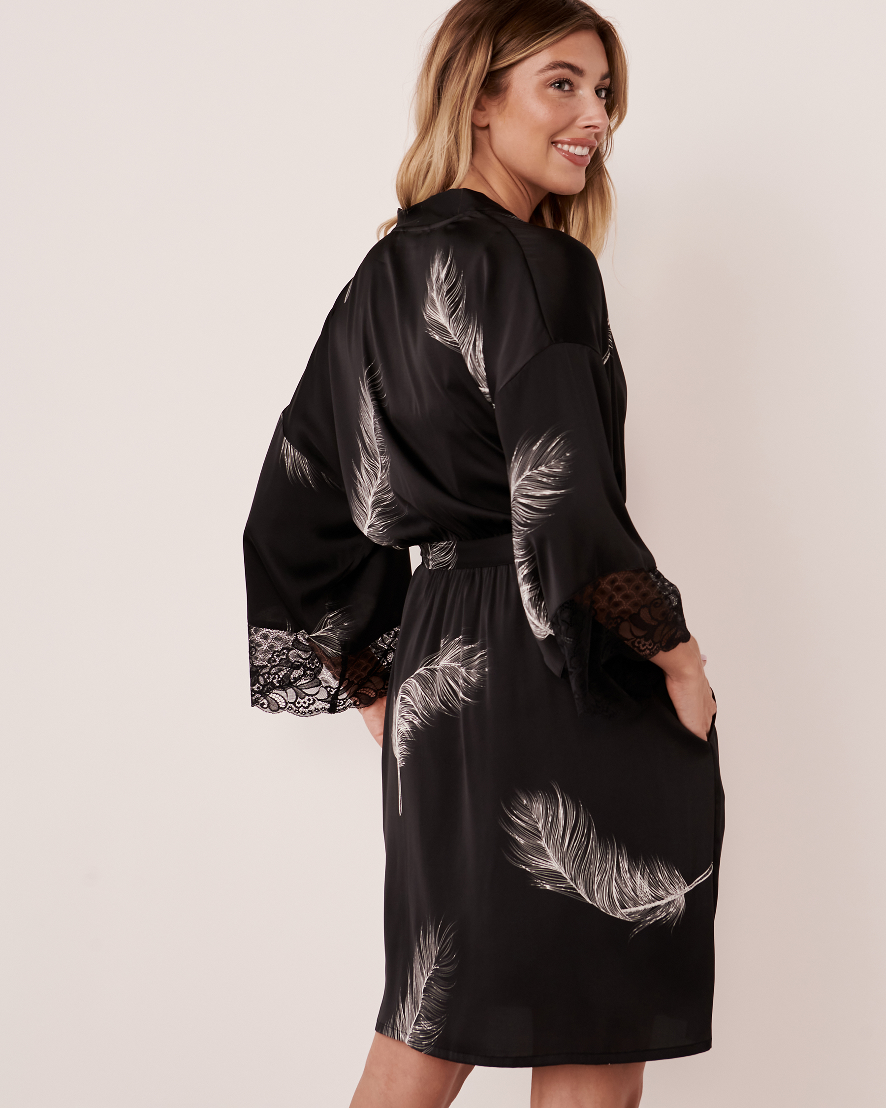 LA VIE EN ROSE Kimono en satin détail de dentelle Plumes de rêve 60600035 - Voir3