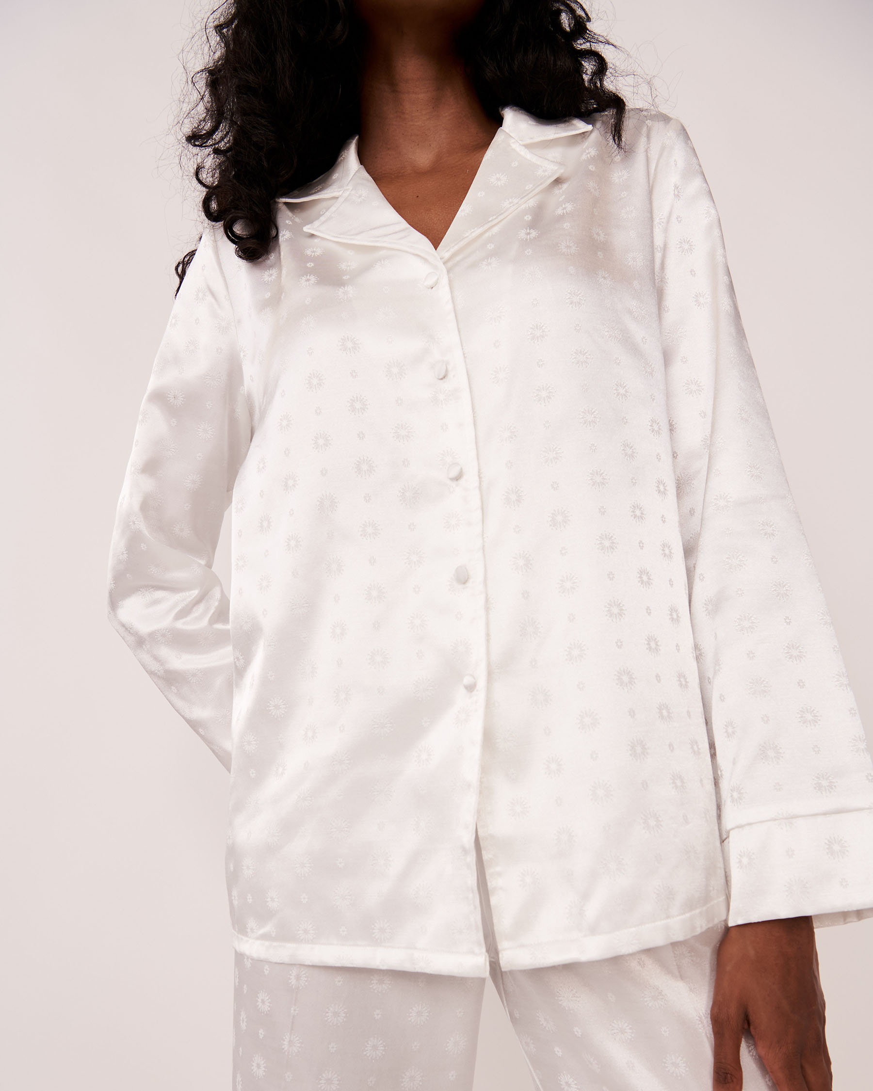 LA VIE EN ROSE Ensemble pyjama en satin Médaillon blanc neige 60400017 - Voir1