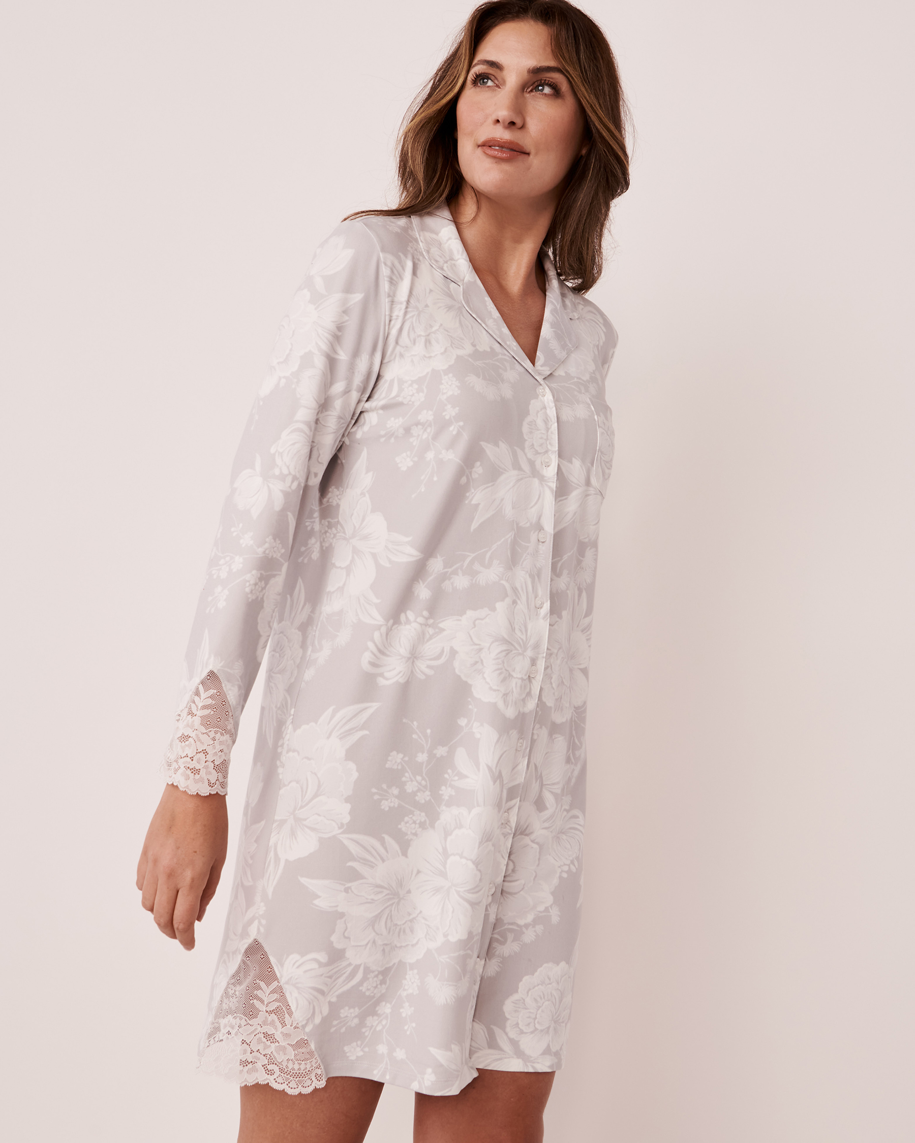 LA VIE EN ROSE Super Soft Lace Detail Button-down Sleepshirt Romantic grey floral 40500224 - View1
