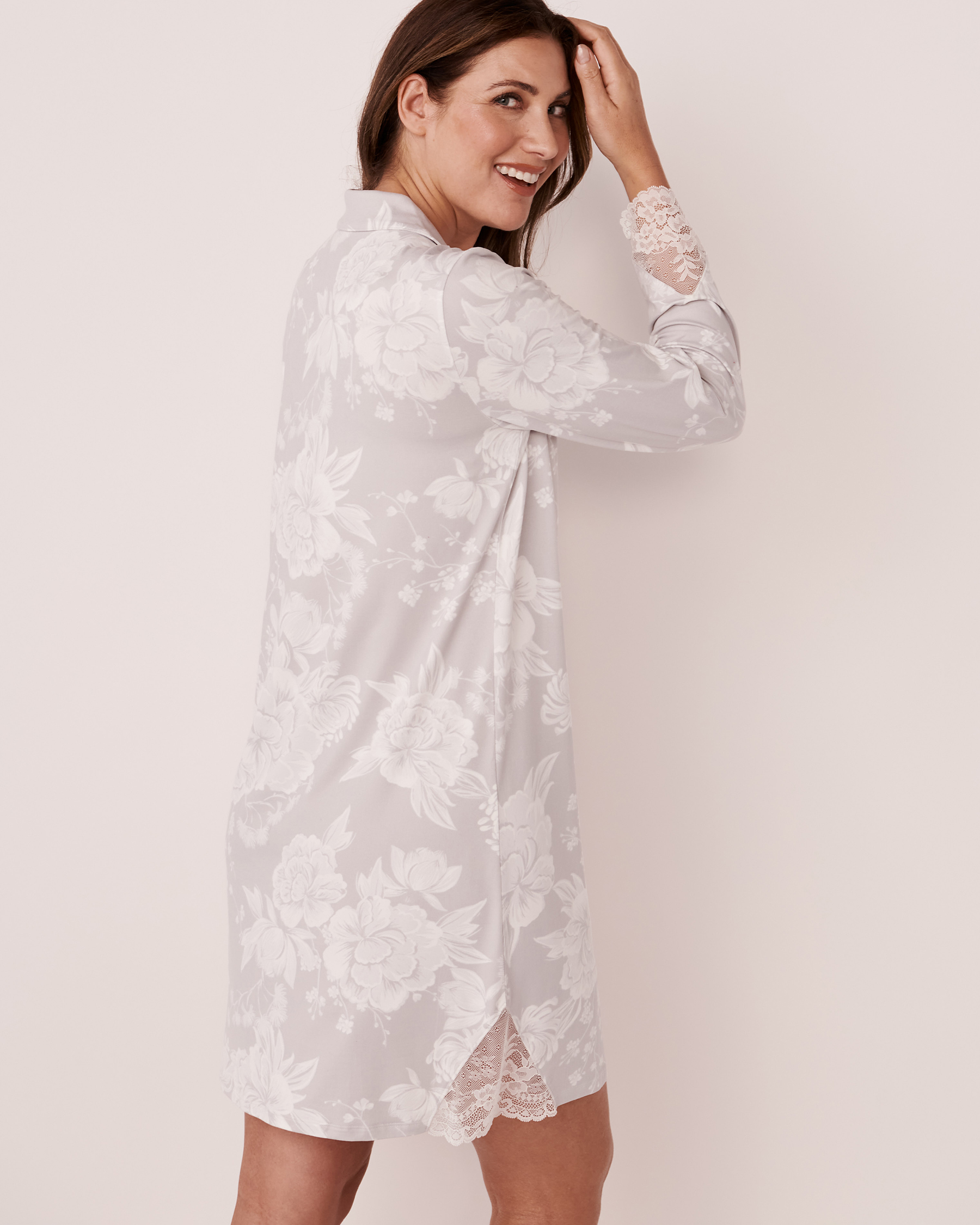 LA VIE EN ROSE Super Soft Lace Detail Button-down Sleepshirt Romantic grey floral 40500224 - View2