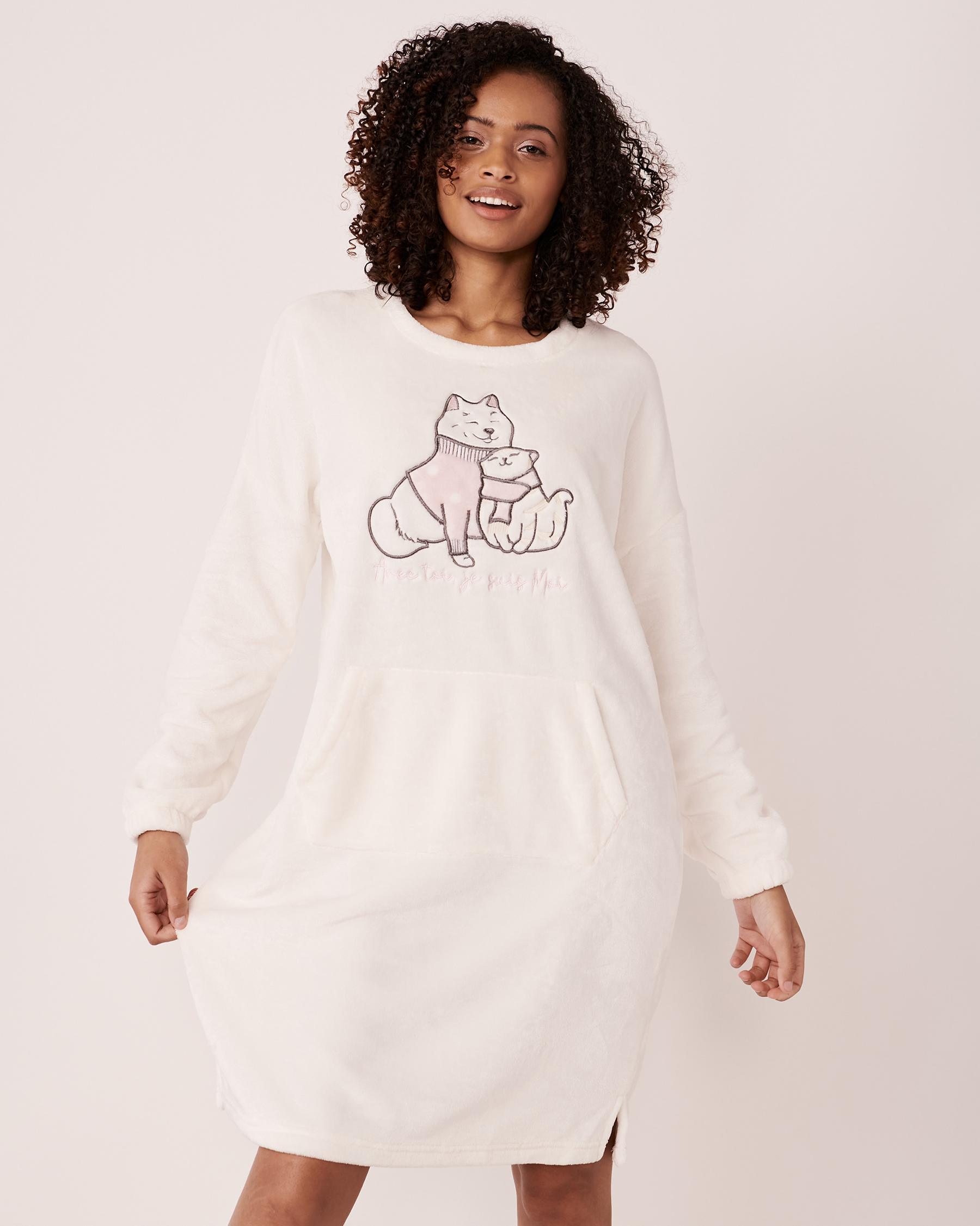 LA VIE EN ROSE Embroidered Plush Sleepshirt Snow white 40500226 - View1
