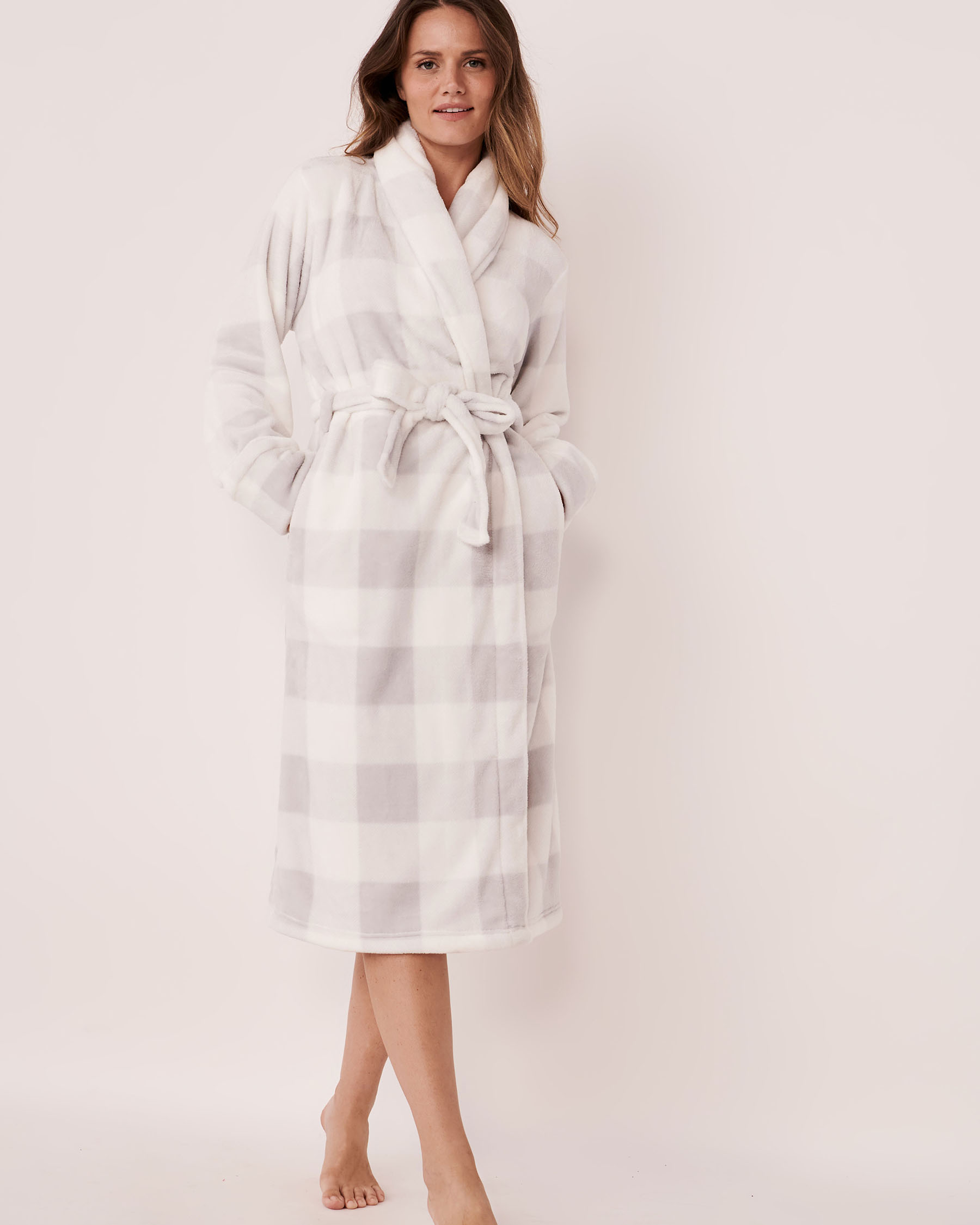 LA VIE EN ROSE Plush Plaid Robe White and grey plaid 40600104 - View1