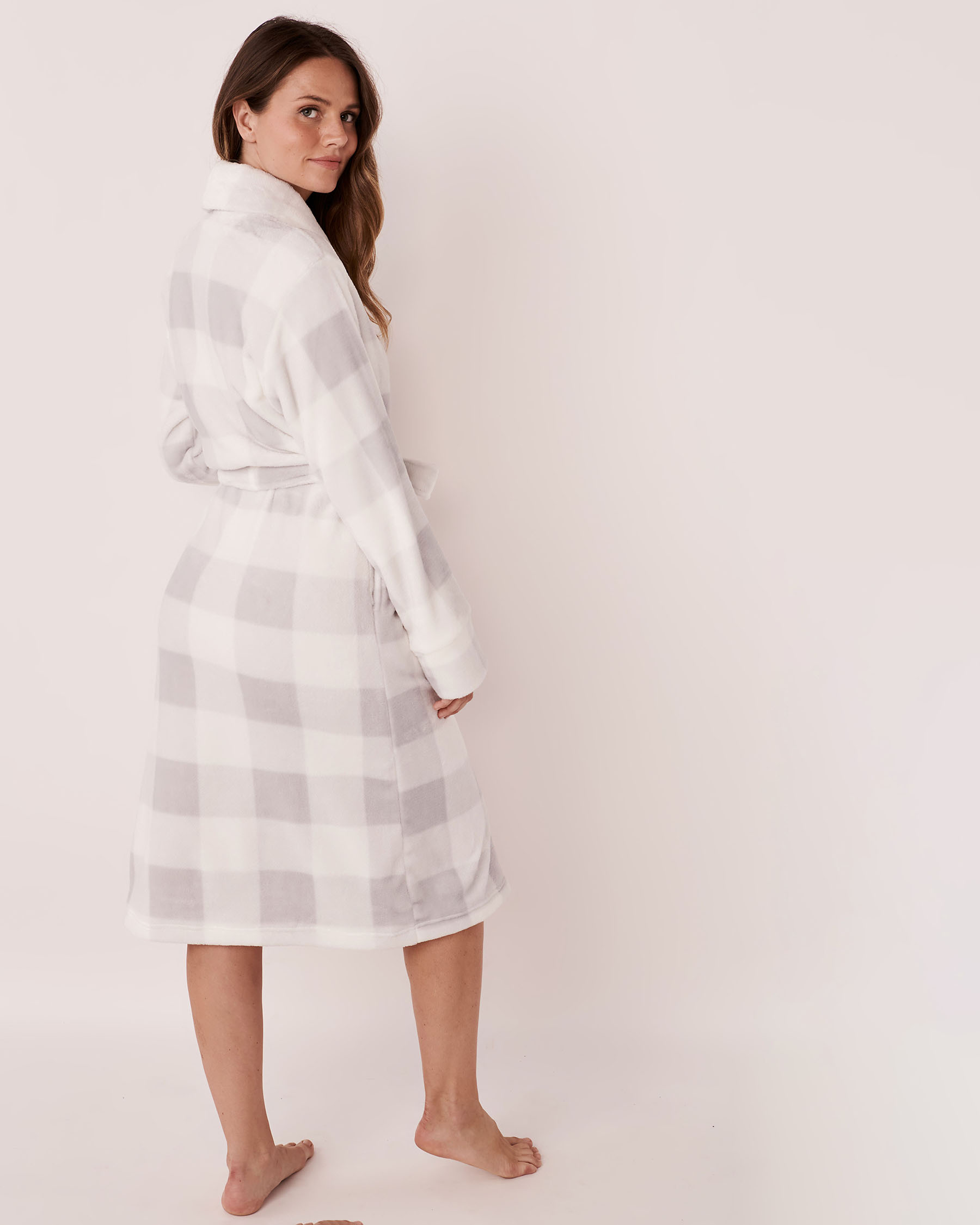 LA VIE EN ROSE Robe de chambre à carreaux en peluche Carreaux blanc et gris 40600104 - Voir2