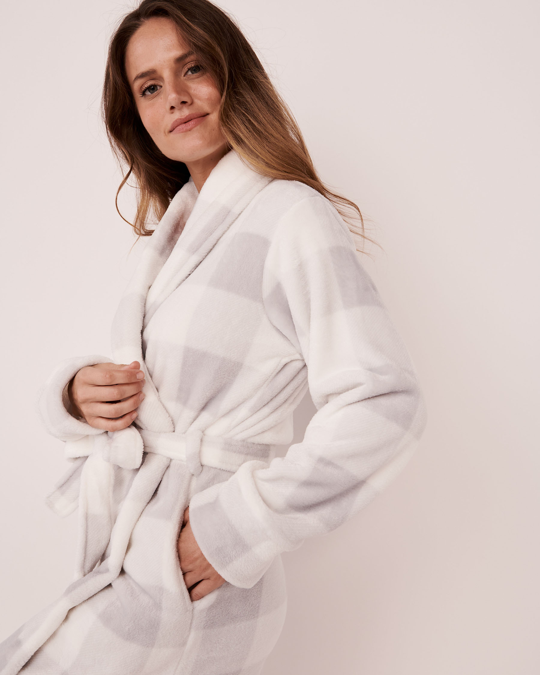LA VIE EN ROSE Robe de chambre à carreaux en peluche Carreaux blanc et gris 40600104 - Voir3