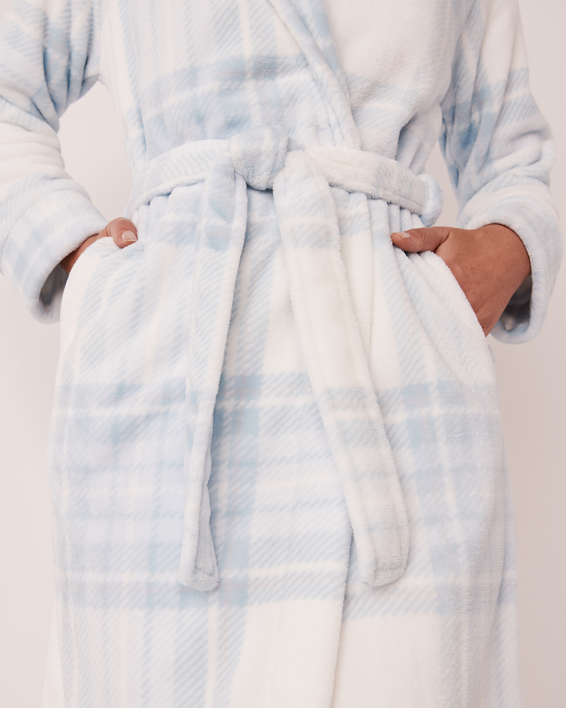 LA VIE EN ROSE Robe de chambre à carreaux en peluche Carreaux bleus 40600104 - Voir6
