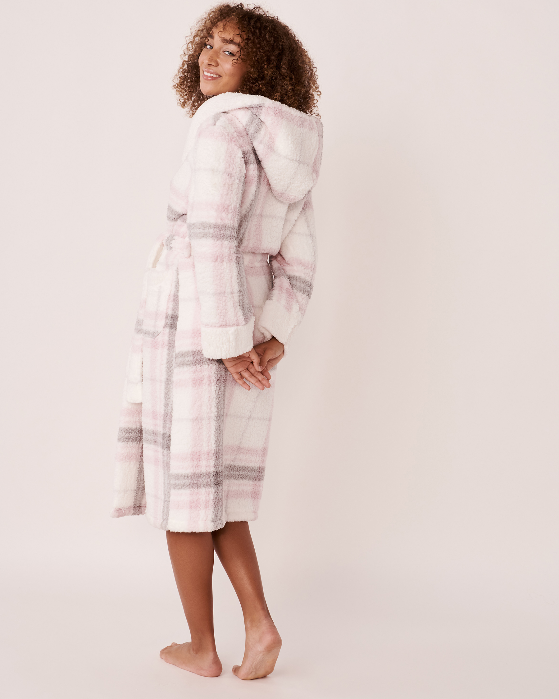 LA VIE EN ROSE Sherpa Hooded Robe Grey and pink plaid 40600108 - View8
