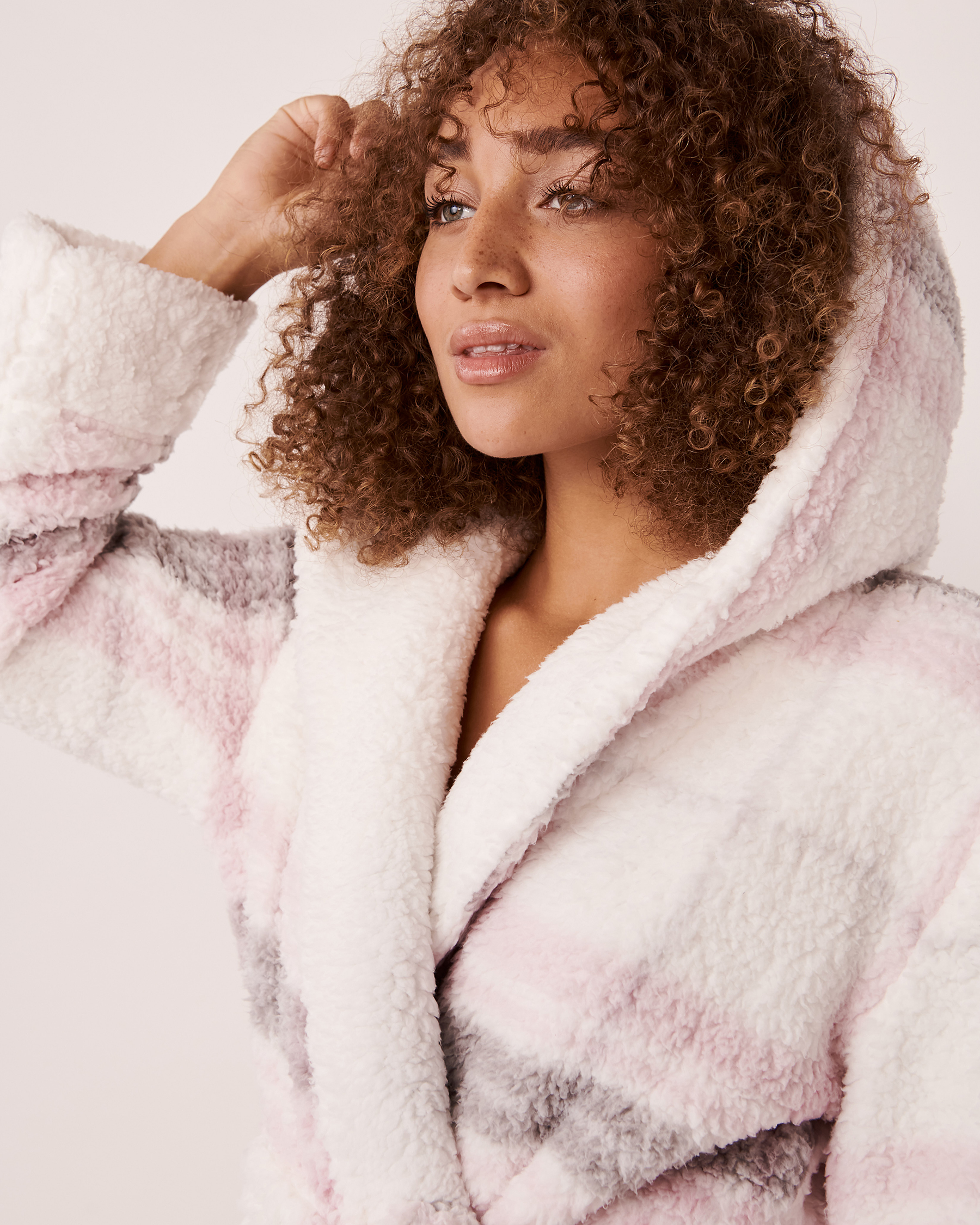 LA VIE EN ROSE Sherpa Hooded Robe Grey and pink plaid 40600108 - View9