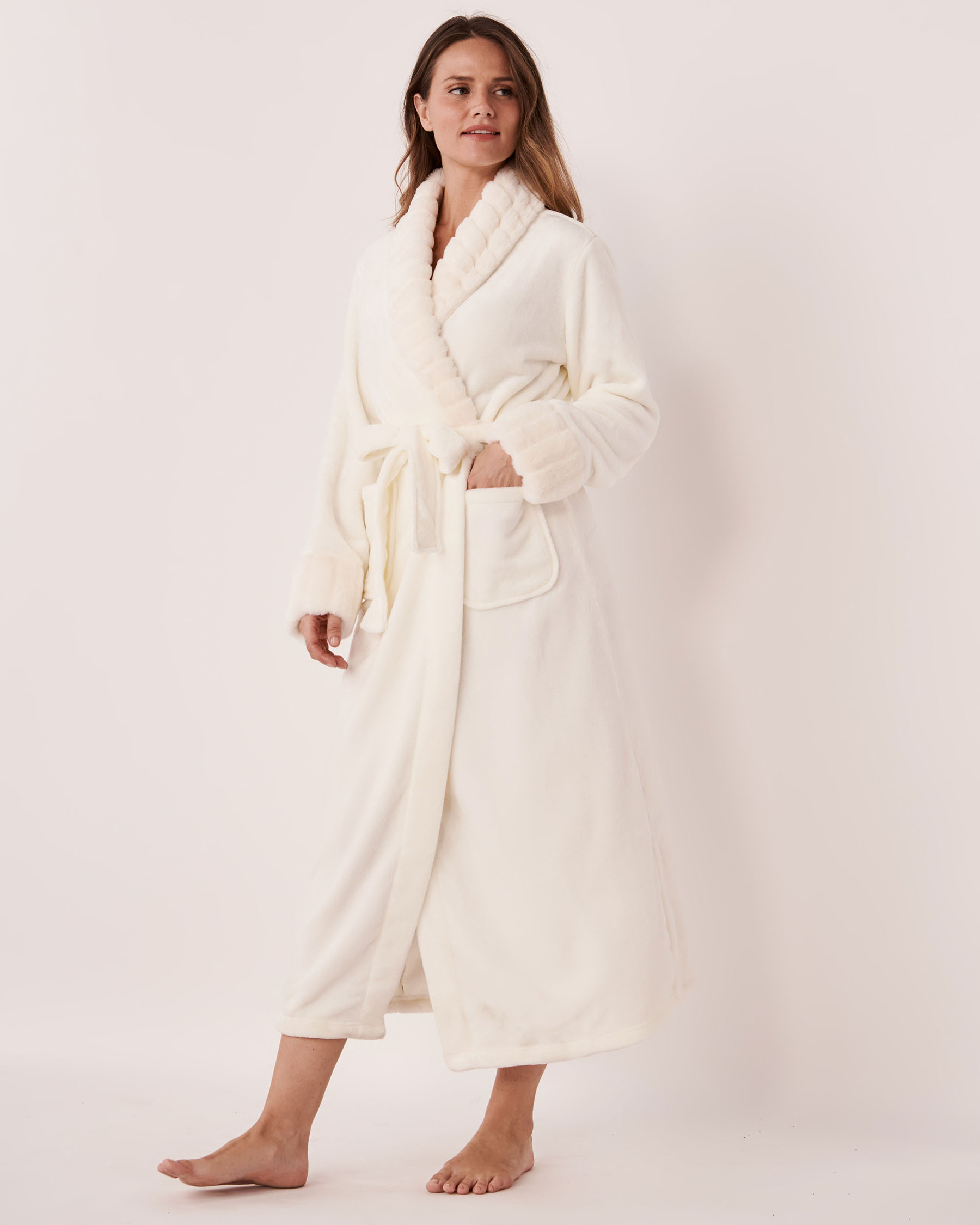 LA VIE EN ROSE Soft Plush Long Robe Snow white 40600109 - View1