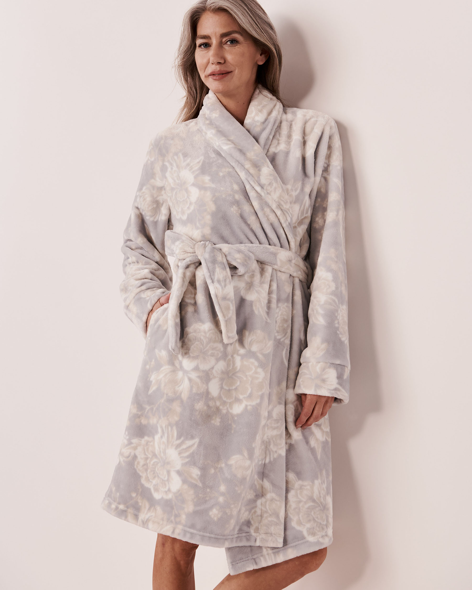 LA VIE EN ROSE Robe de chambre en peluche recyclée Floral gris romantique 40600110 - Voir1
