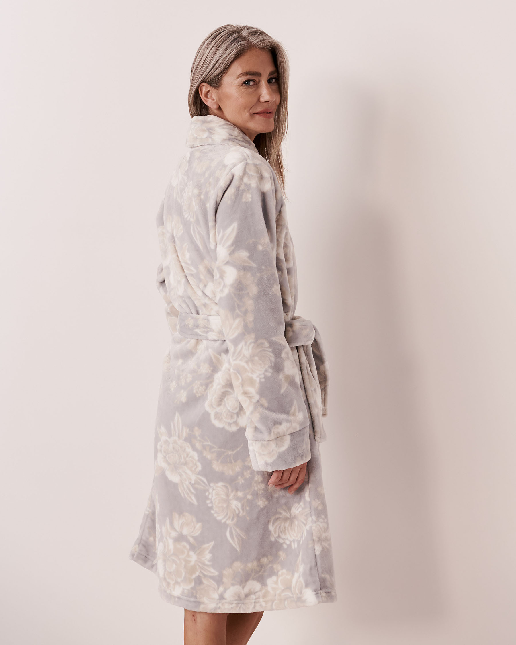 LA VIE EN ROSE Recycled Plush Robe Romantic grey floral 40600110 - View2