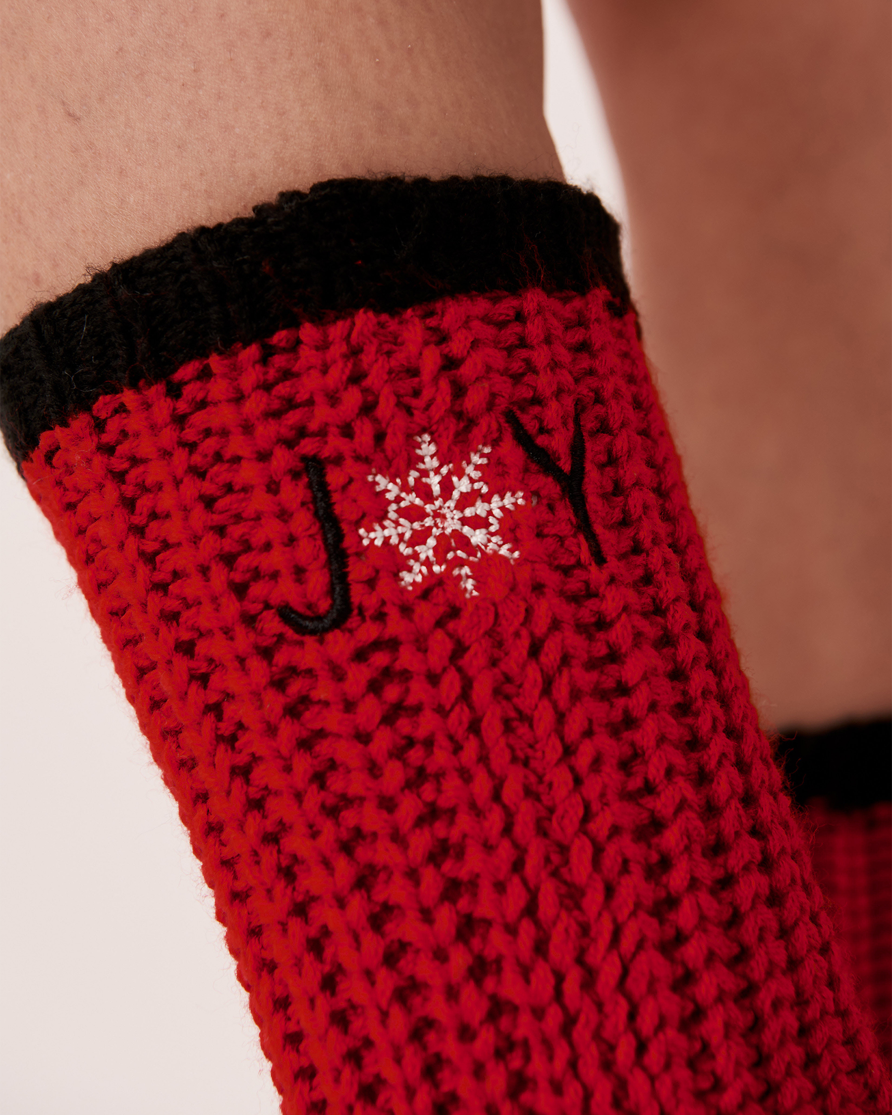LA VIE EN ROSE Bas en tricot avec broderie hivernale Rouge bonbon 40700245 - Voir2